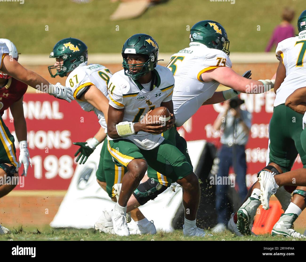 30 septembre 2023 : William & Mary University Jr Darius Wilson (11) cherche un transfert. Match de football NCAA entre l'Université William Mary et l'Université Elon, au Rhodes Stadium, Elon, Caroline du Nord. David Beach/CSM (image de crédit : © David Beach/Cal Sport Media) Banque D'Images
