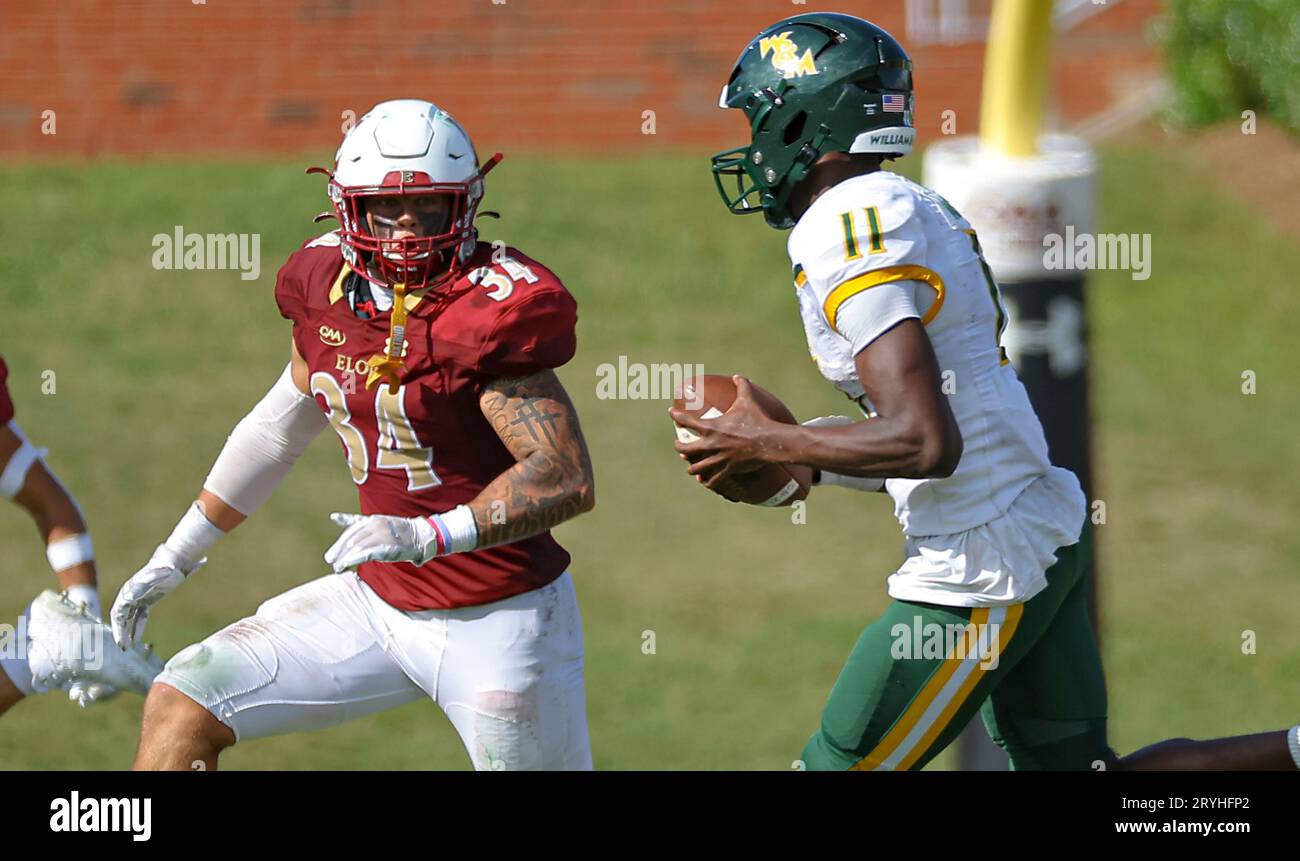 30 septembre 2023 : Marco Patierno (34), étudiant de première année à l'Université Elon, cherche à s'attaquer à Darius Wilson (11). Match de football NCAA entre l'Université William Mary et l'Université Elon, au Rhodes Stadium, Elon, Caroline du Nord. David Beach/CSM Banque D'Images