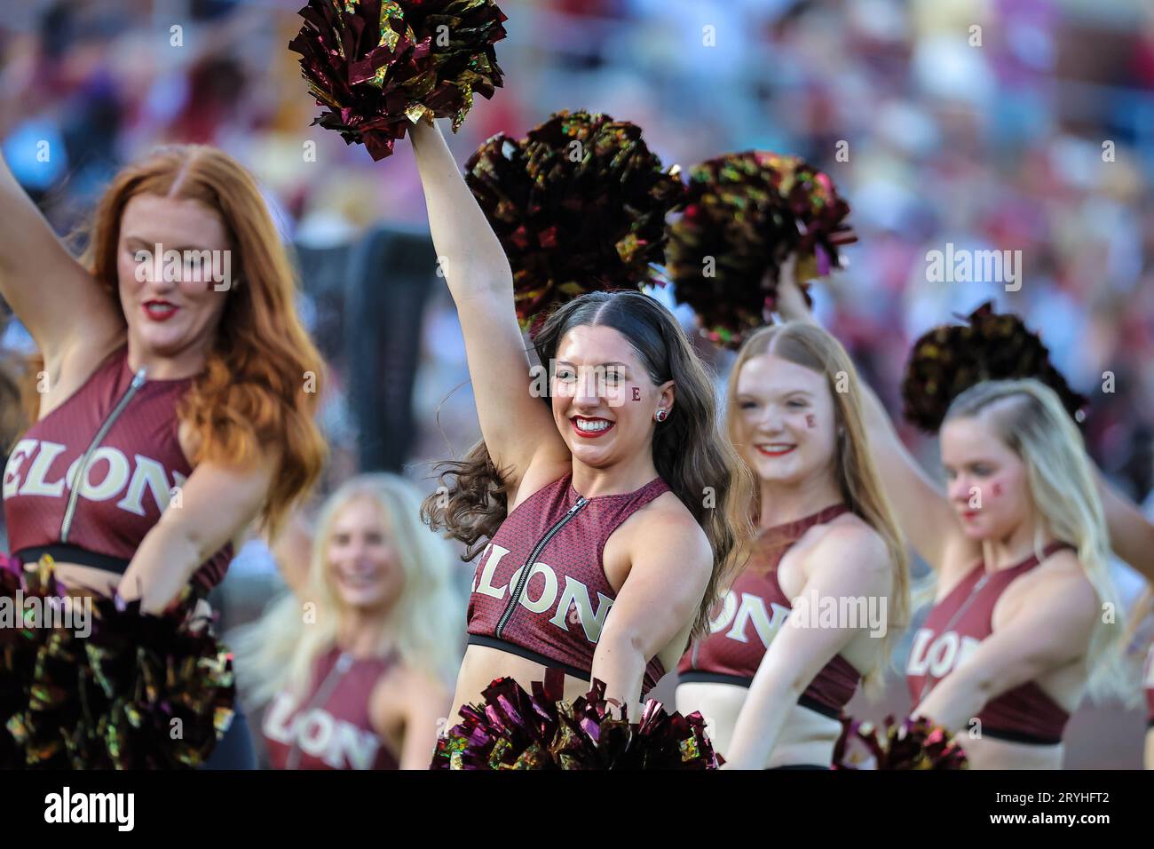 30 septembre 2023 : Elon Cheerleaders. Match de football NCAA entre l'Université William Mary et l'Université Elon, au Rhodes Stadium, Elon, Caroline du Nord. David Beach/CSM (image de crédit : © David Beach/Cal Sport Media) Banque D'Images