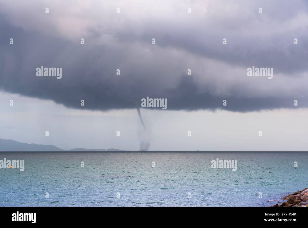 Tornado est sur le point de frapper la plage de Carbonifera. Piombino, Italie. Banque D'Images