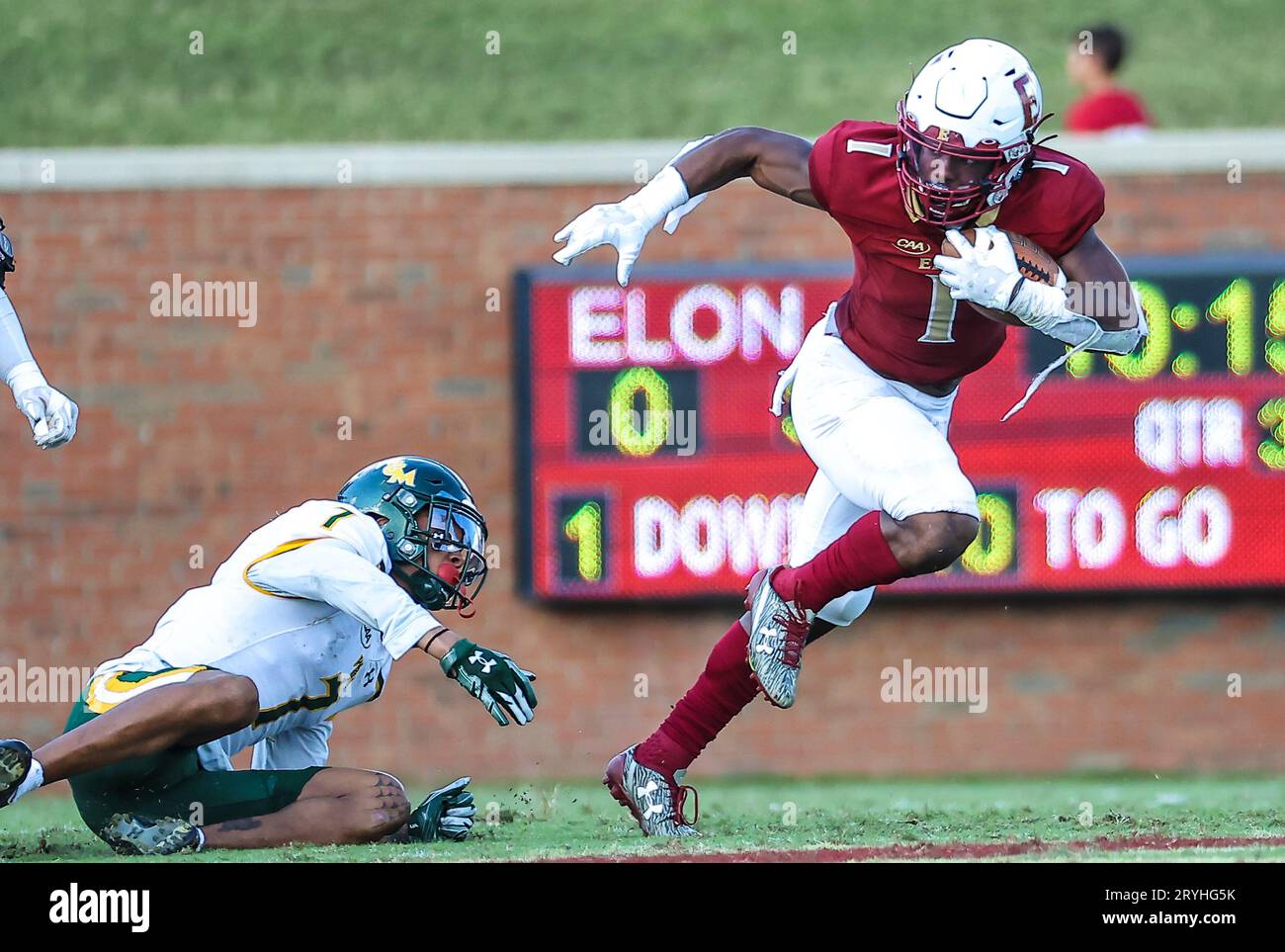 30 septembre 2023 : Jalen Hampton (1), étudiant en deuxième année de l'Université Elon, s'enfuit de Marcus Barnes (7), senior de l'Université William & Mary. Match de football NCAA entre l'Université William Mary et l'Université Elon, au Rhodes Stadium, Elon, Caroline du Nord. David Beach/CSM Banque D'Images