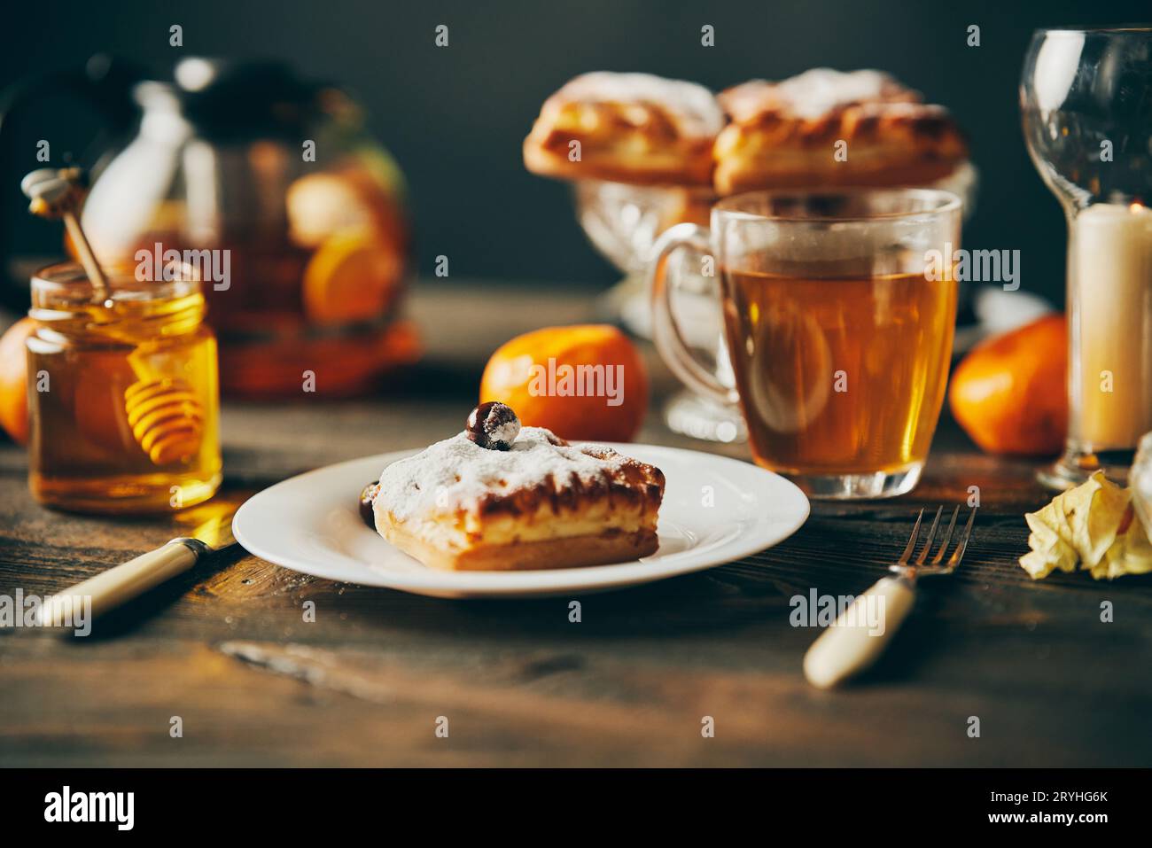 Pâtisseries maison sur la table joliment servie décorée dans un style rustique Banque D'Images