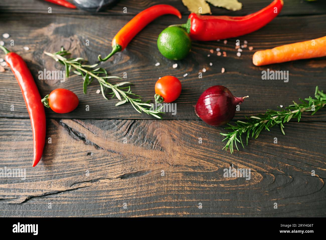 Op vue de divers légumes frais et herbes sur la table en bois sombre avec espace de copie Banque D'Images