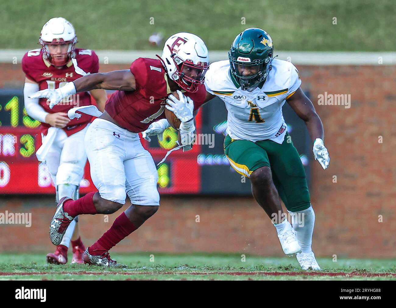 30 septembre 2023 : Jalen Hampton (1), deuxième année de l'Université Elon, court le ballon devant Isaiah Jones (4), senior de l'Université William & Mary. Match de football NCAA entre l'Université William Mary et l'Université Elon, au Rhodes Stadium, Elon, Caroline du Nord. David Beach/CSM Banque D'Images