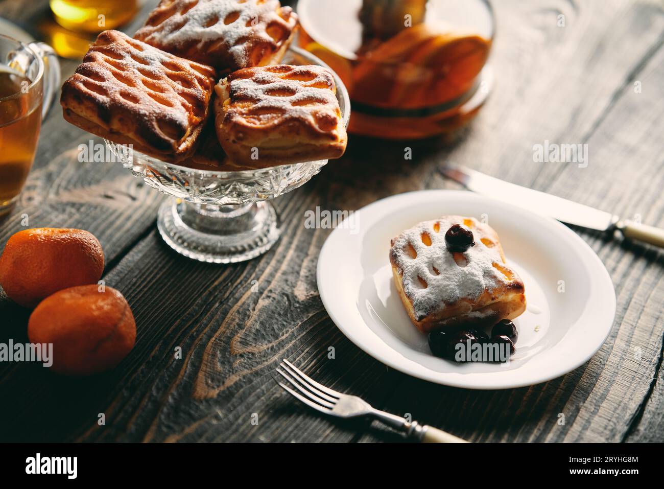 Pâtisseries faites maison sur une table magnifiquement servie décorée dans un style rustique. Maison confortable, thé, cuisine Banque D'Images