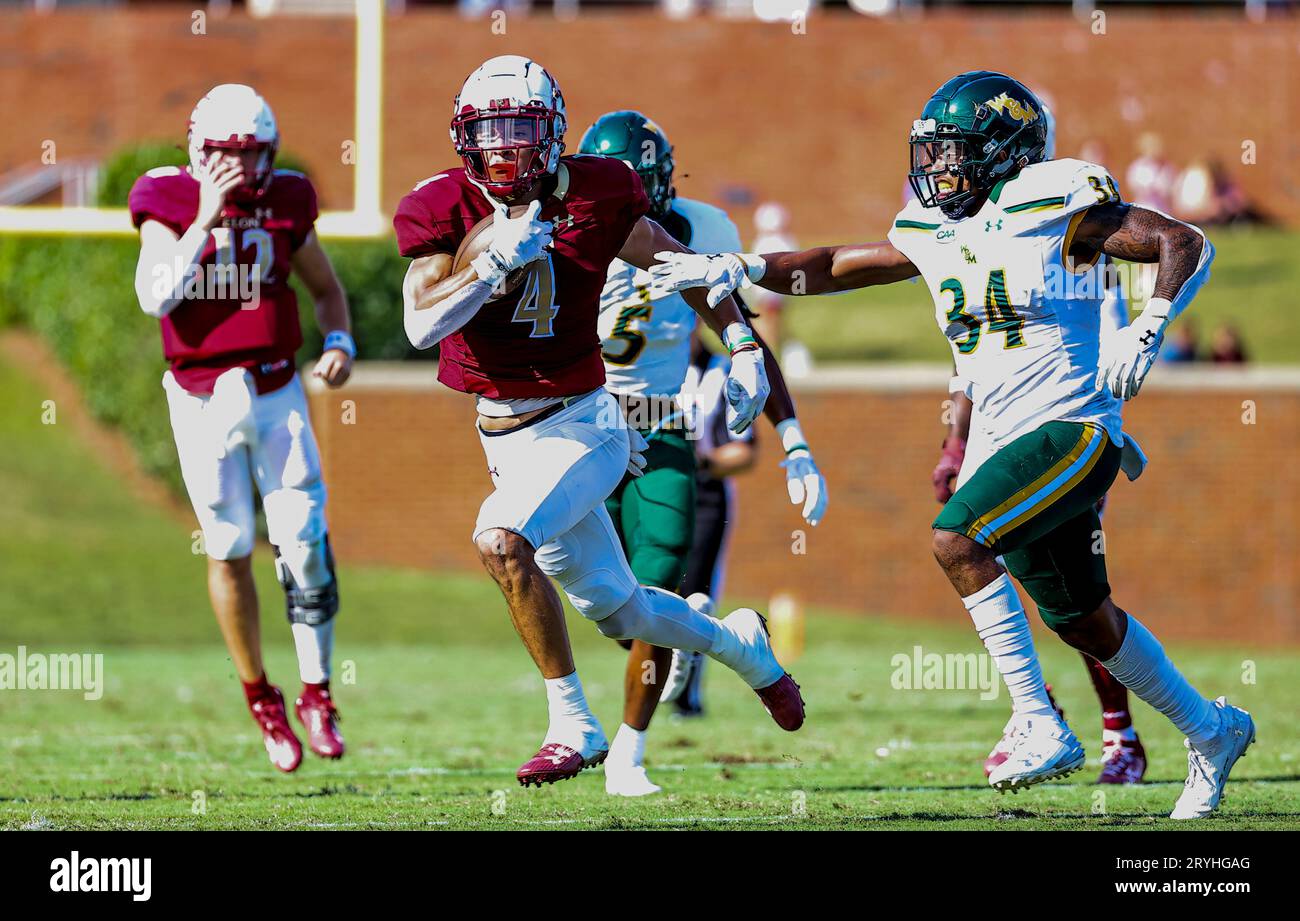 30 septembre 2023 : Chandler Brayboy (4 ans), junior de l'Université Elon, court le ballon. Match de football NCAA entre l'Université William Mary et l'Université Elon, au Rhodes Stadium, Elon, Caroline du Nord. David Beach/CSM Banque D'Images