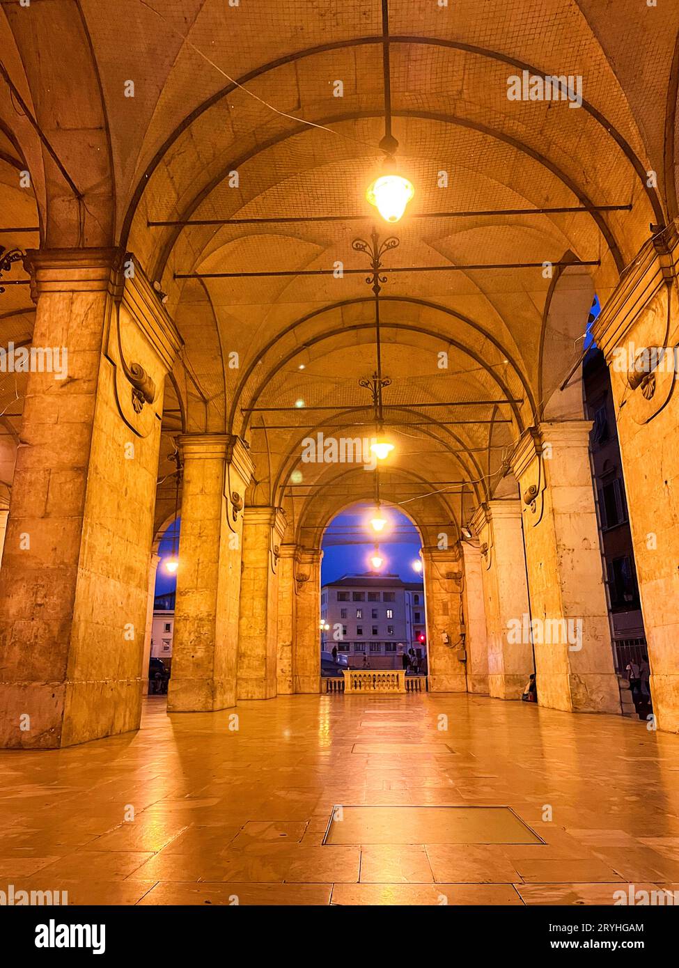 Pise, Italie. 17 septembre 2023. Le marché de Pise la nuit. Photo de haute qualité Banque D'Images