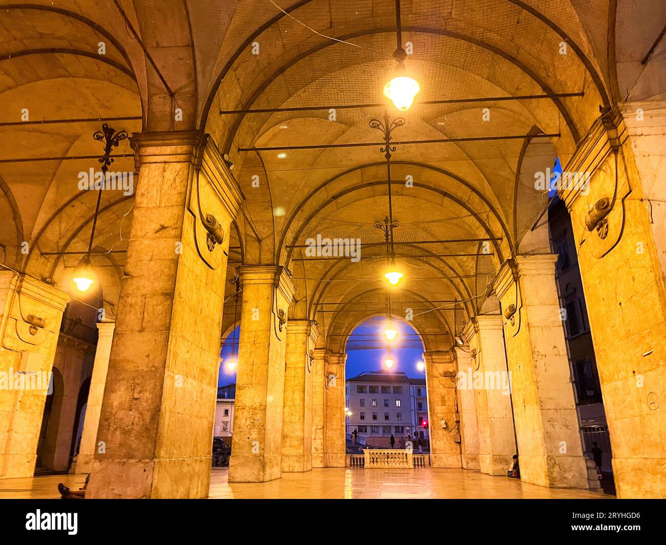 Pise, Italie. 17 septembre 2023. Le marché de Pise la nuit. Photo de haute qualité Banque D'Images