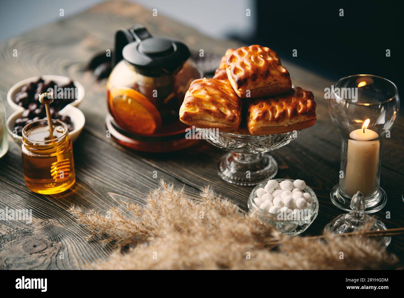 Pâtisseries maison sur la table joliment servie décorée dans un style rustique Banque D'Images
