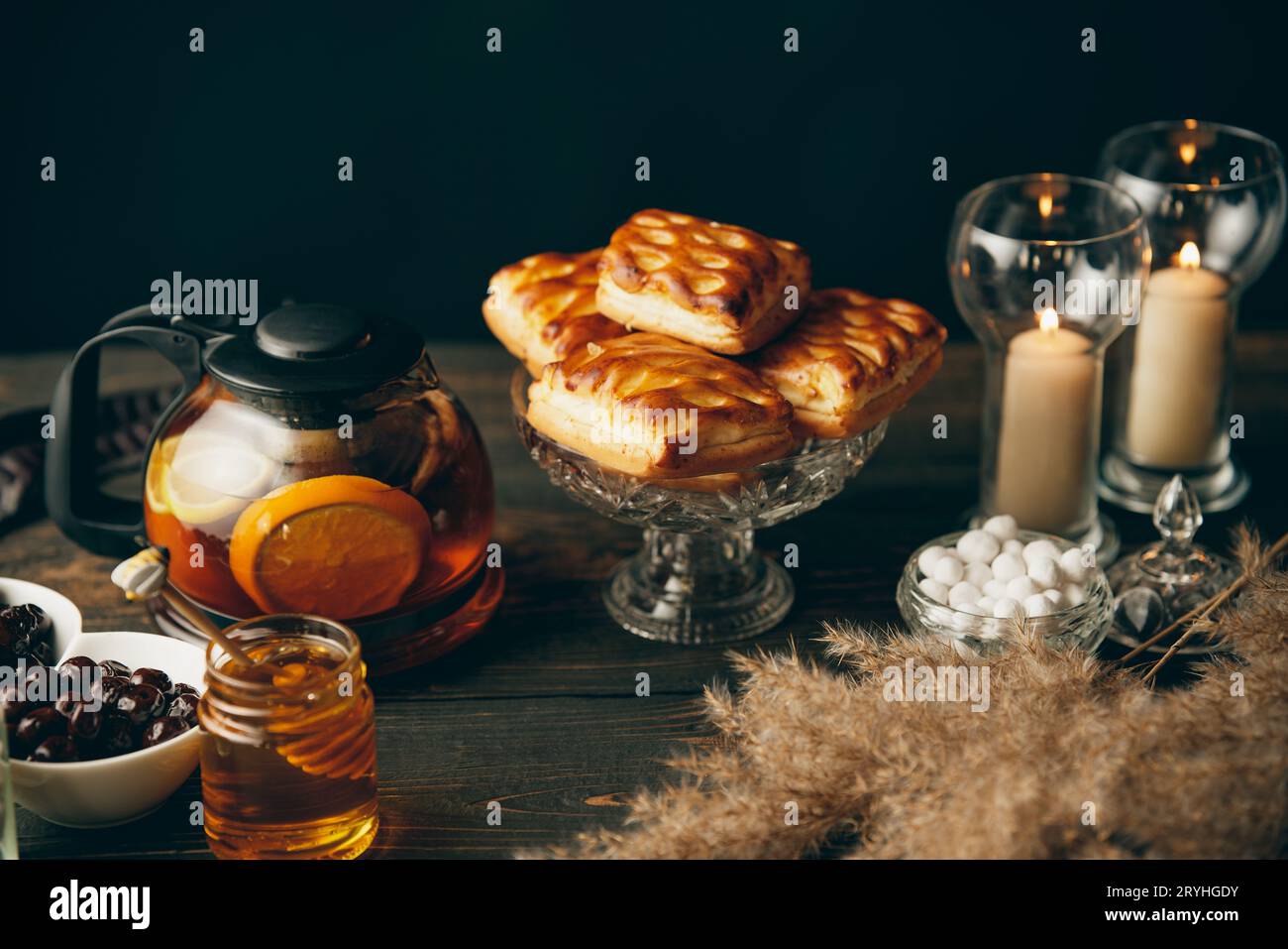 Pâtisseries faites maison sur une table magnifiquement servie décorée dans un style rustique. Maison confortable, thé, cuisine Banque D'Images