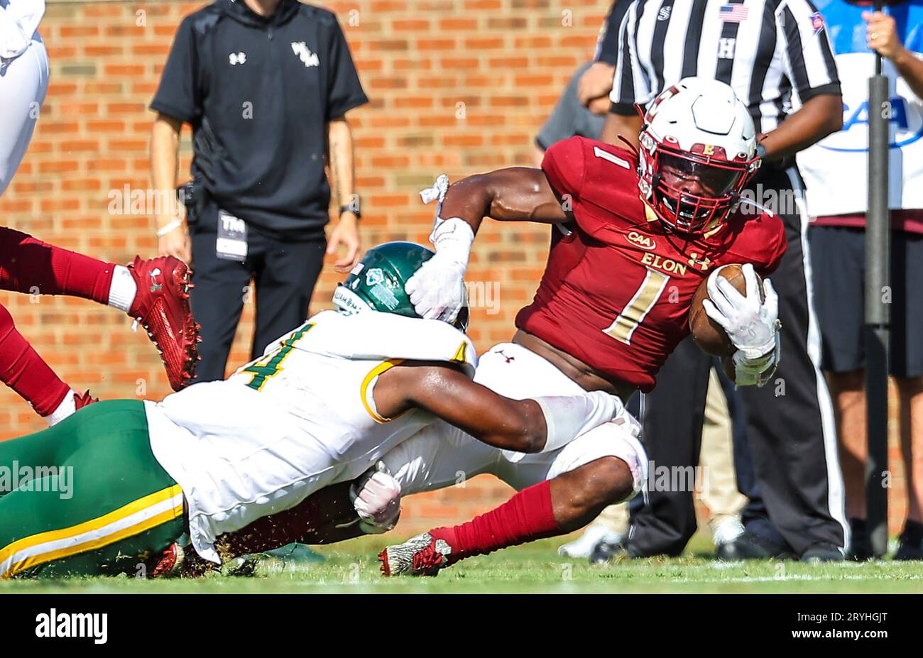 30 septembre 2023 : Isaiah Jones (4), senior de l'Université William & Mary, fait tomber Jalen Hampton (1), deuxième année de l'Université Elon. Match de football NCAA entre l'Université William Mary et l'Université Elon, au Rhodes Stadium, Elon, Caroline du Nord. David Beach/CSM Banque D'Images