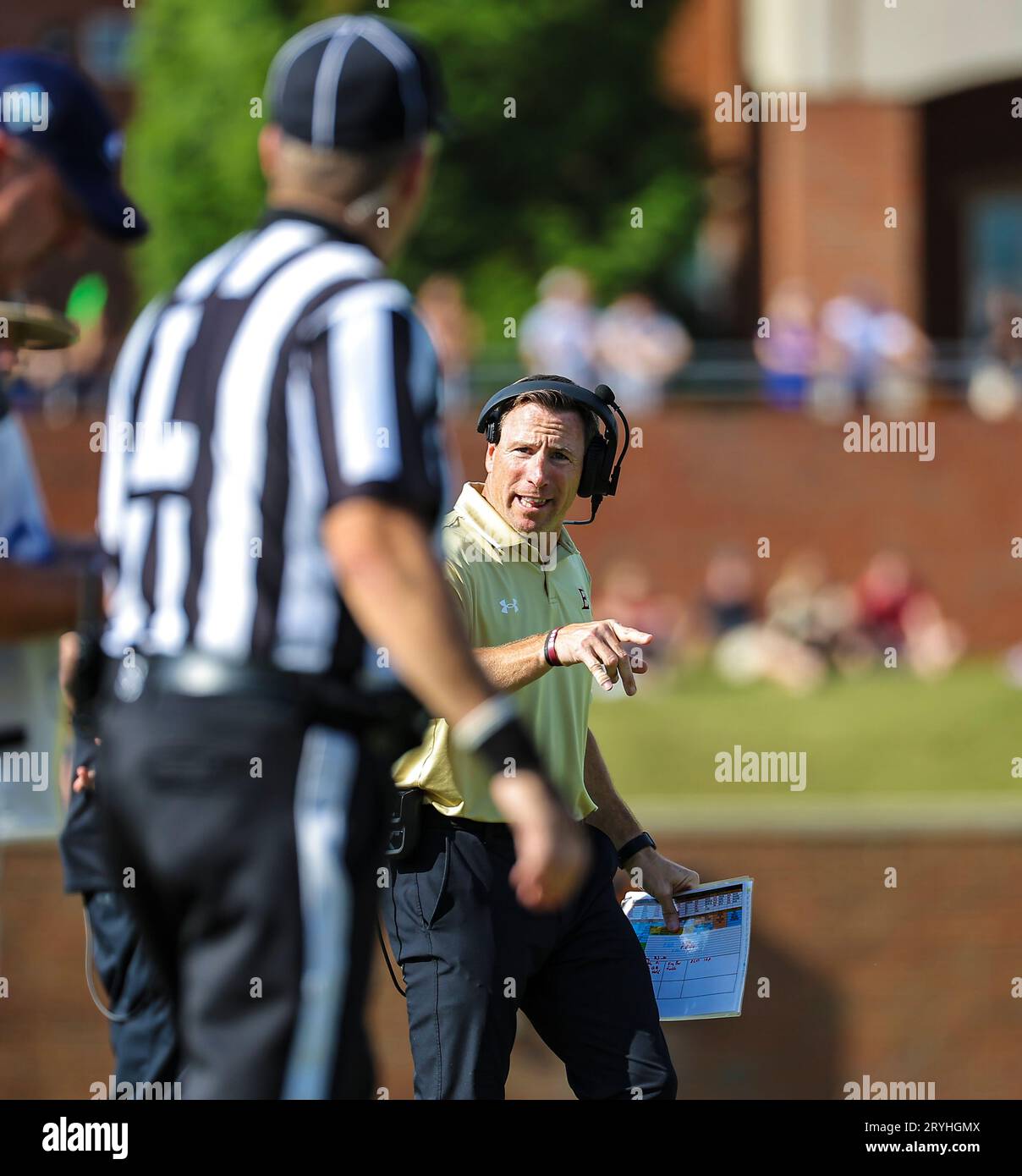 30 septembre 2023 : Tony Trisciani est l'entraîneur de football de l'Université Elon. Match de football NCAA entre l'Université William Mary et l'Université Elon, au Rhodes Stadium, Elon, Caroline du Nord. David Beach/CSM Banque D'Images