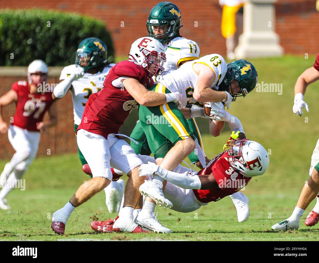 30 septembre 2023 : Tyler Oedekoven (83), Senior de l'Université William & Mary, est abordé par DJ Hamilton (38). Match de football NCAA entre l'Université William Mary et l'Université Elon, au Rhodes Stadium, Elon, Caroline du Nord. David Beach/CSM (image de crédit : © David Beach/Cal Sport Media) Banque D'Images