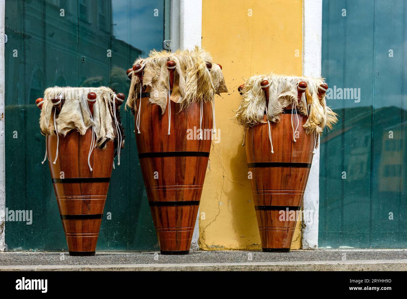 Des tambours ethniques aussi appelés atabaques dans les rues de Pelourinho Banque D'Images