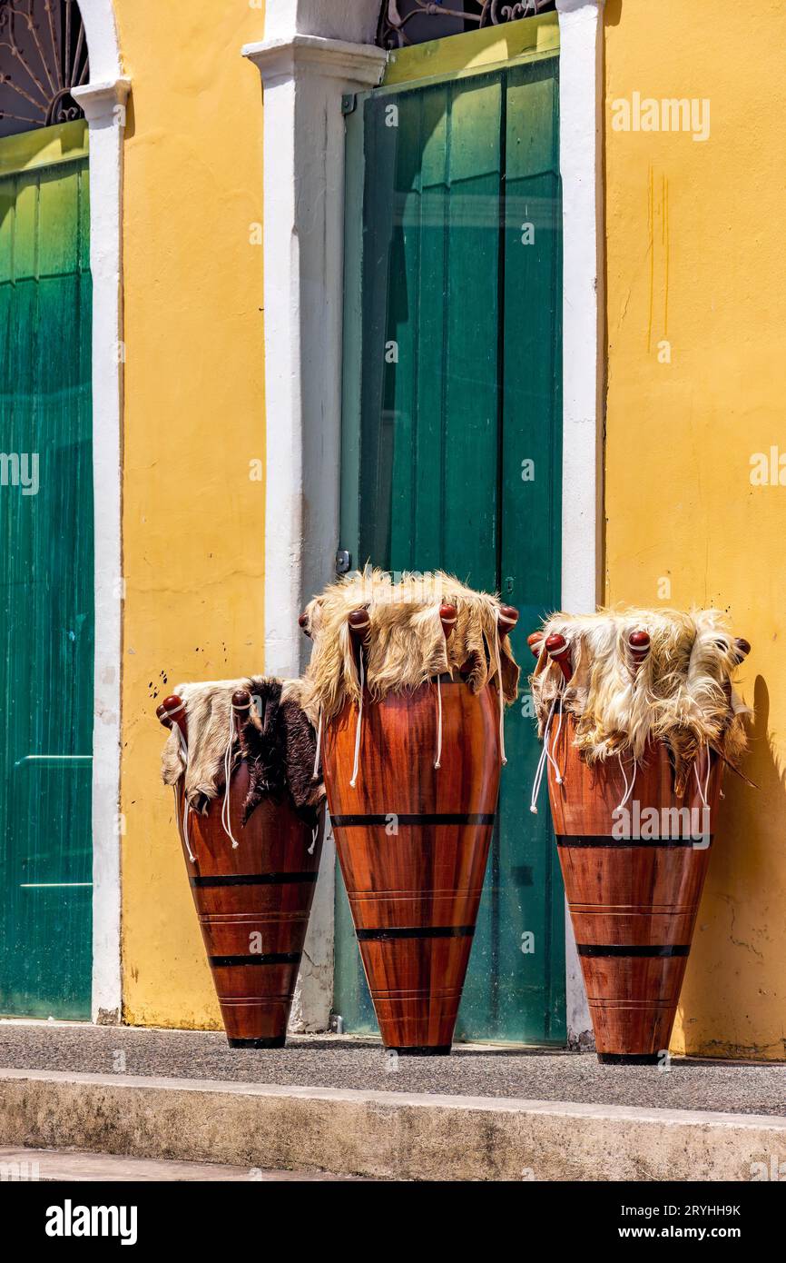 Tambours décorés également appelés atabaques dans les rues de Pelourinho Banque D'Images