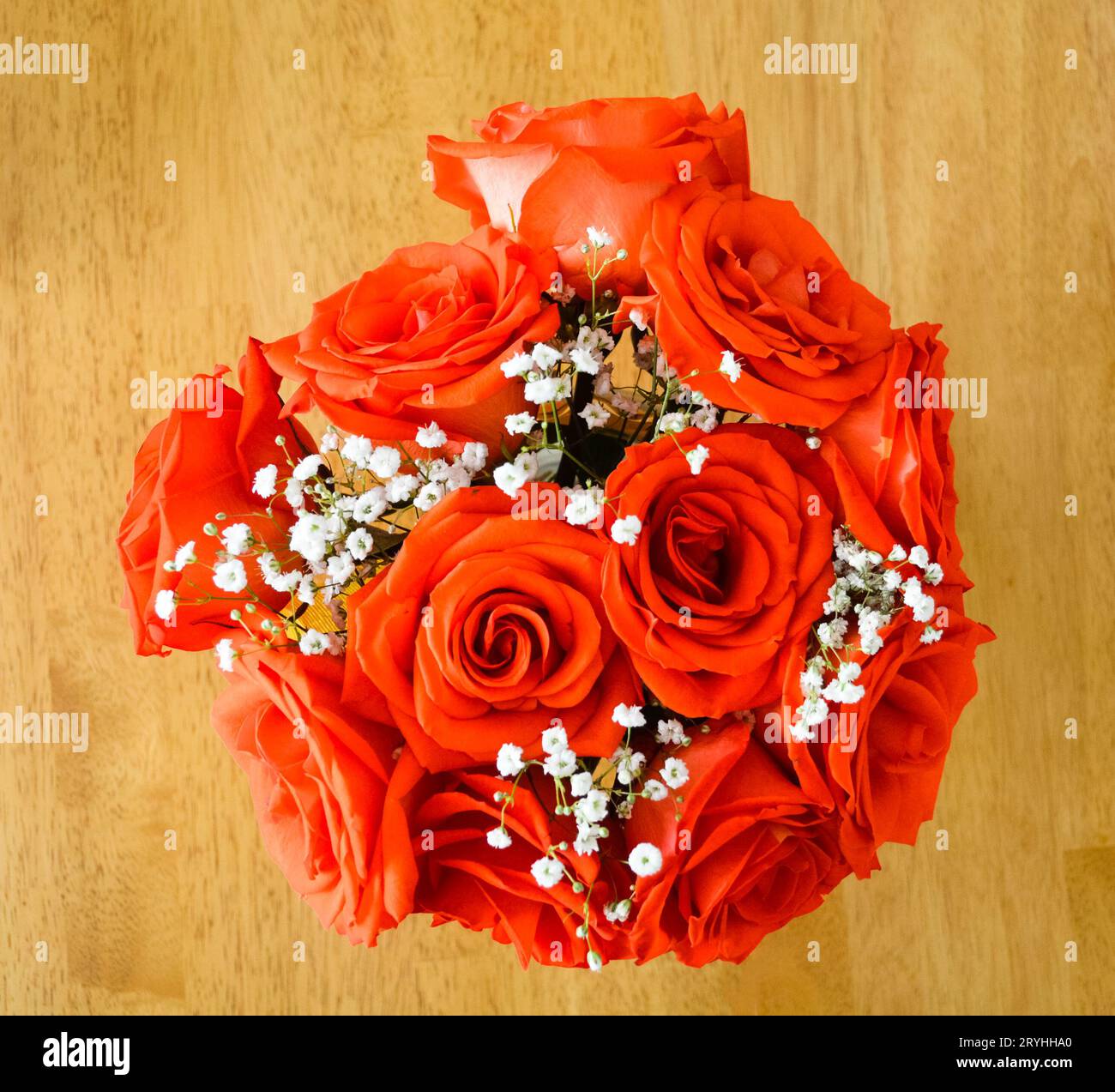 Beau bouquet de roses rouges sur une table en bois Banque D'Images