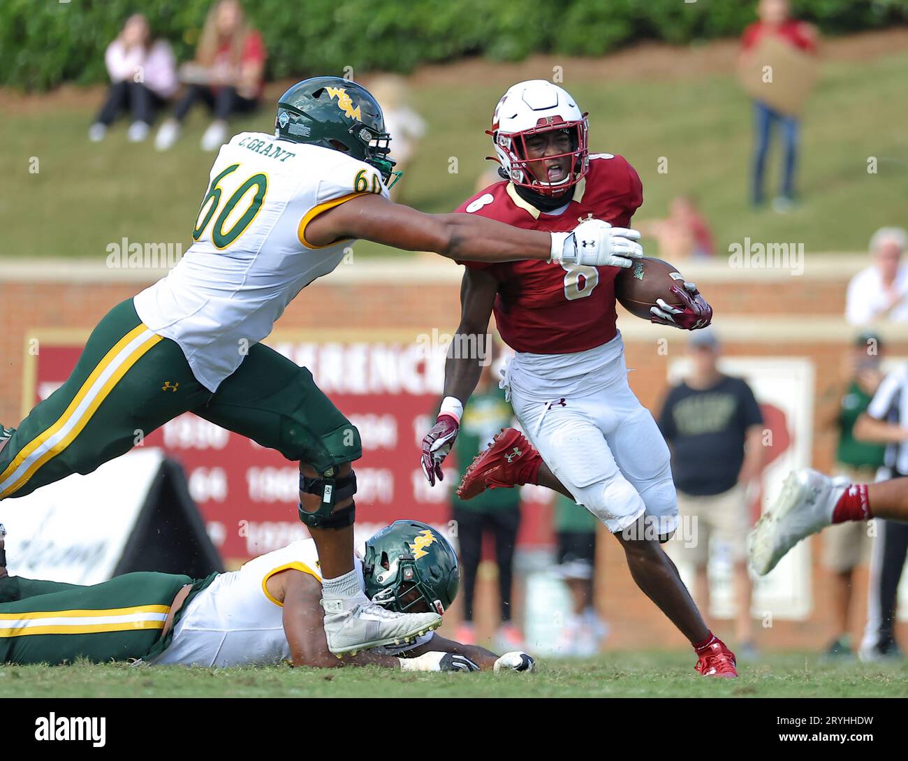 30 septembre 2023 : Charles Grant (60), junior de l'Université William & Mary, s'attaque à Jaidyn Denis (8), junior de l'Université Elon. Match de football NCAA entre l'Université William Mary et l'Université Elon, au Rhodes Stadium, Elon, Caroline du Nord. David Beach/CSM Banque D'Images