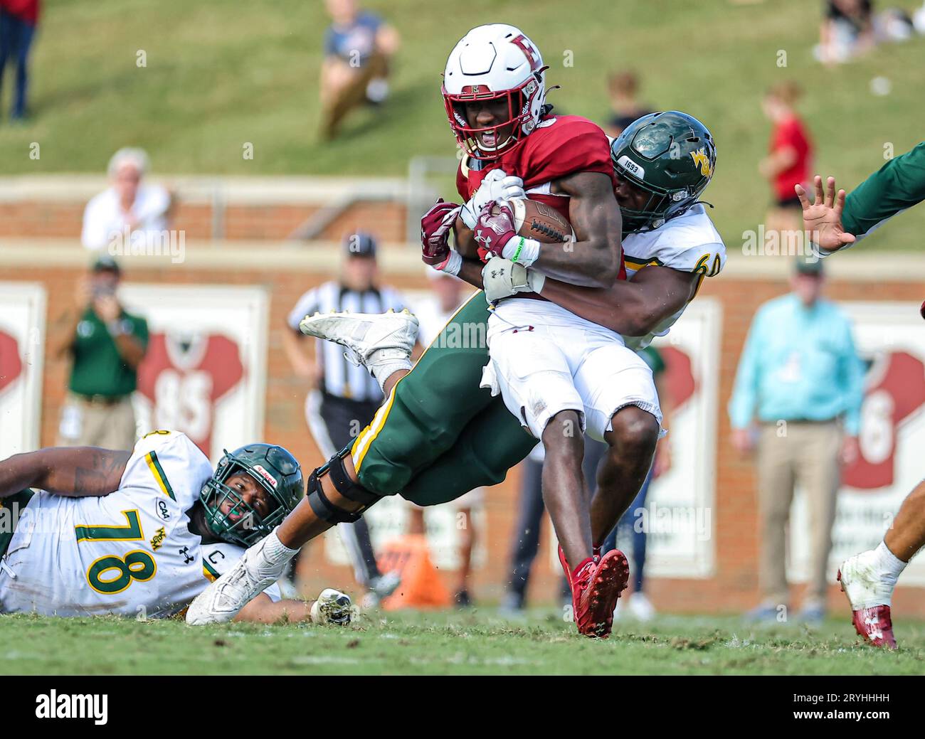 30 septembre 2023 : Charles Grant (60), junior de l'Université William & Mary, s'attaque à Jaidyn Denis (8), junior de l'Université Elon. Match de football NCAA entre l'Université William Mary et l'Université Elon, au Rhodes Stadium, Elon, Caroline du Nord. David Beach/CSM Banque D'Images