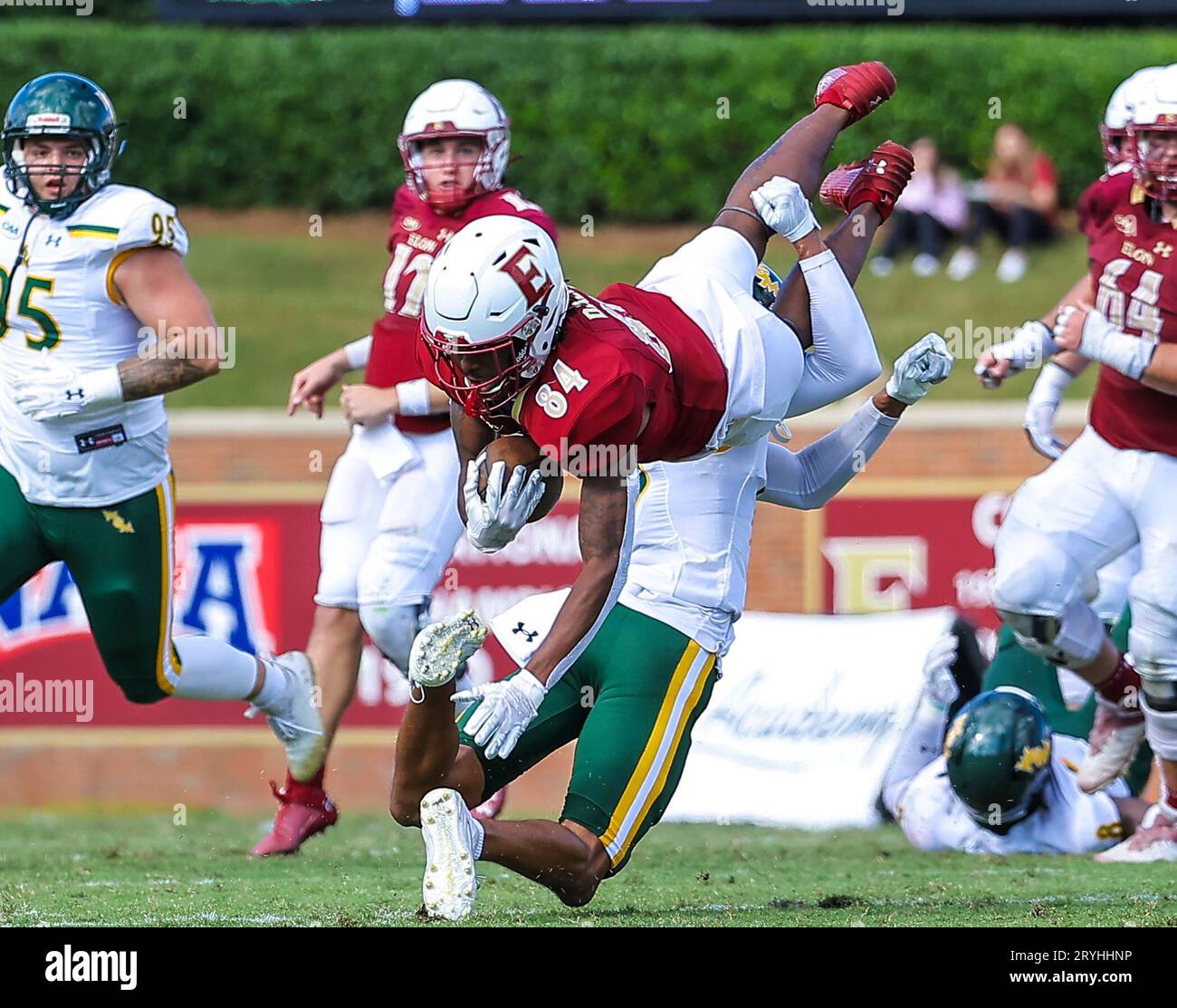 30 septembre 2023 : Jamarien Dalton (84), deuxième année de l'Université Elon, est frappé par Bryce Barnes (15). Match de football NCAA entre l'Université William Mary et l'Université Elon, au Rhodes Stadium, Elon, Caroline du Nord. David Beach/CSM Banque D'Images