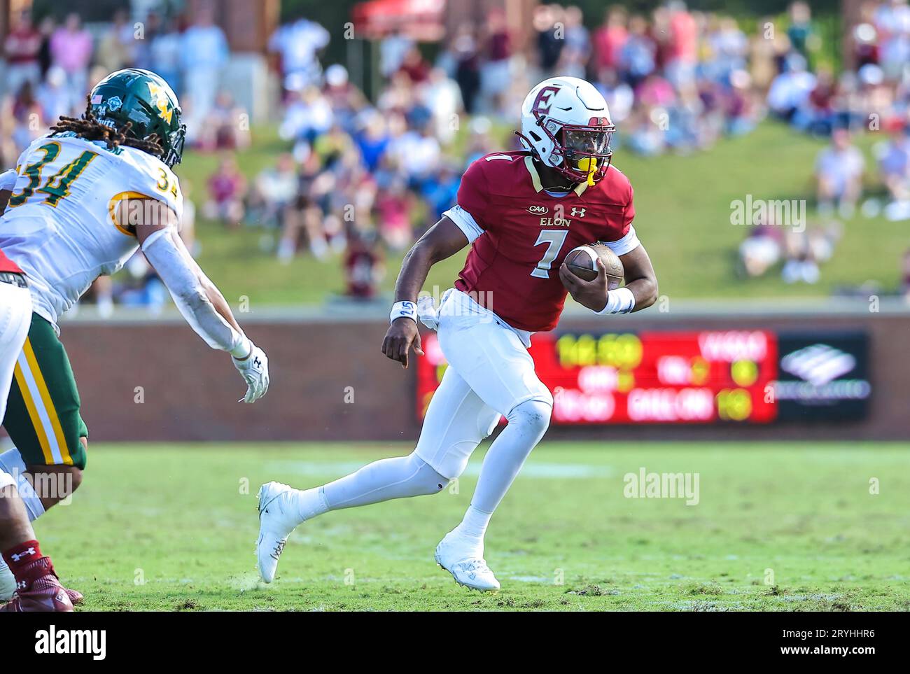 30 septembre 2023 : Chandler Brayboy (4 ans) joue le ballon, match de football de la NCAA entre l'Université William Mary et l'Université Elon, au Rhodes Stadium, Elon, Caroline du Nord. David Beach/CSM (image de crédit : © David Beach/Cal Sport Media) Banque D'Images