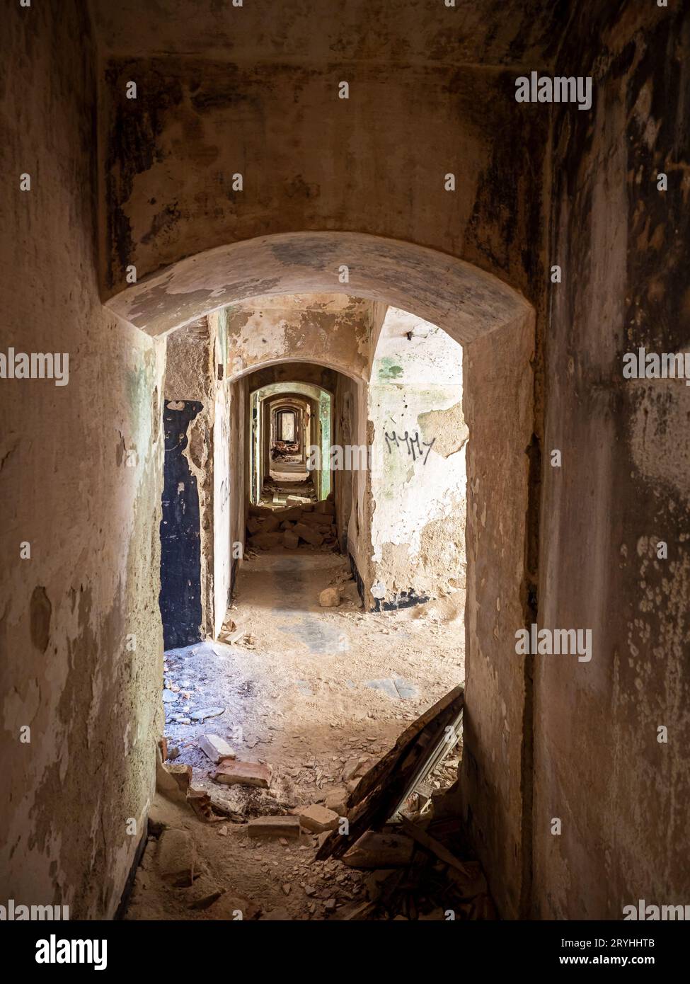 À l'intérieur d'une forteresse militaire abandonnée Banque D'Images