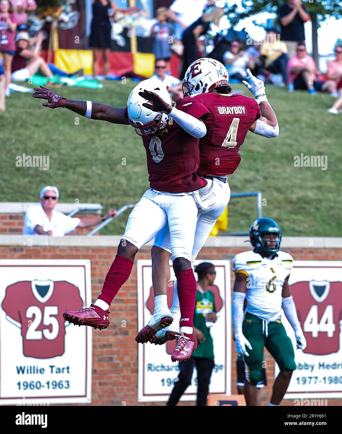30 septembre 2023 : Chandler Brayboy (4 ans), junior de l'Université Elon, et Jordan Bonner (0 ans), senior de l'Université Elon, célèbrent après le touchdown. Match de football NCAA entre l'Université William Mary et l'Université Elon, au Rhodes Stadium, Elon, Caroline du Nord. David Beach/CSM (image de crédit : © David Beach/Cal Sport Media) Banque D'Images