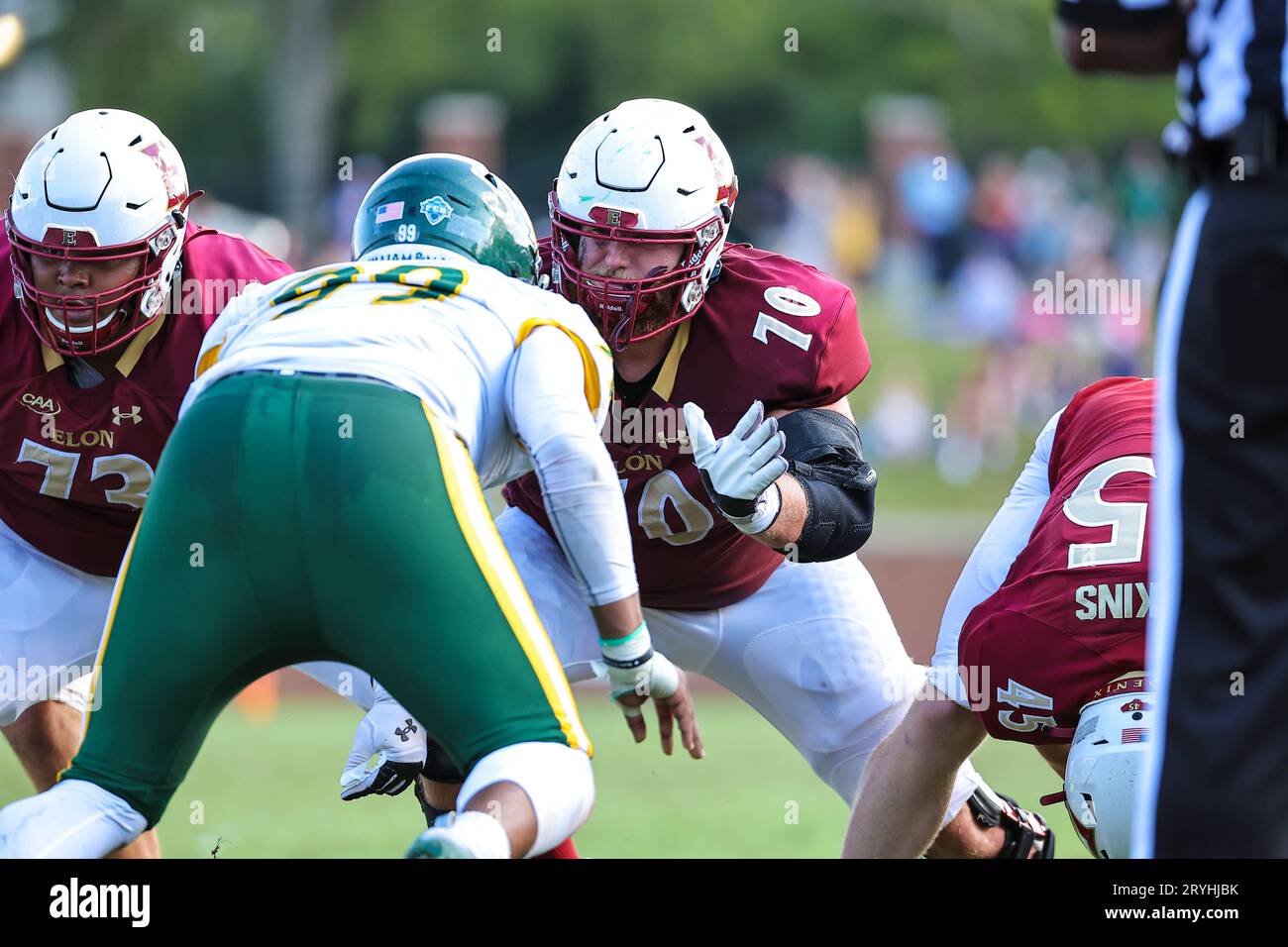 30 septembre 2023 : Jack Cutler (70), junior de l'Université Elon, bloque Nate Lynn (99), senior de l'Université William & Mary. Match de football NCAA entre l'Université William Mary et l'Université Elon, au Rhodes Stadium, Elon, Caroline du Nord. David Beach/CSM Banque D'Images