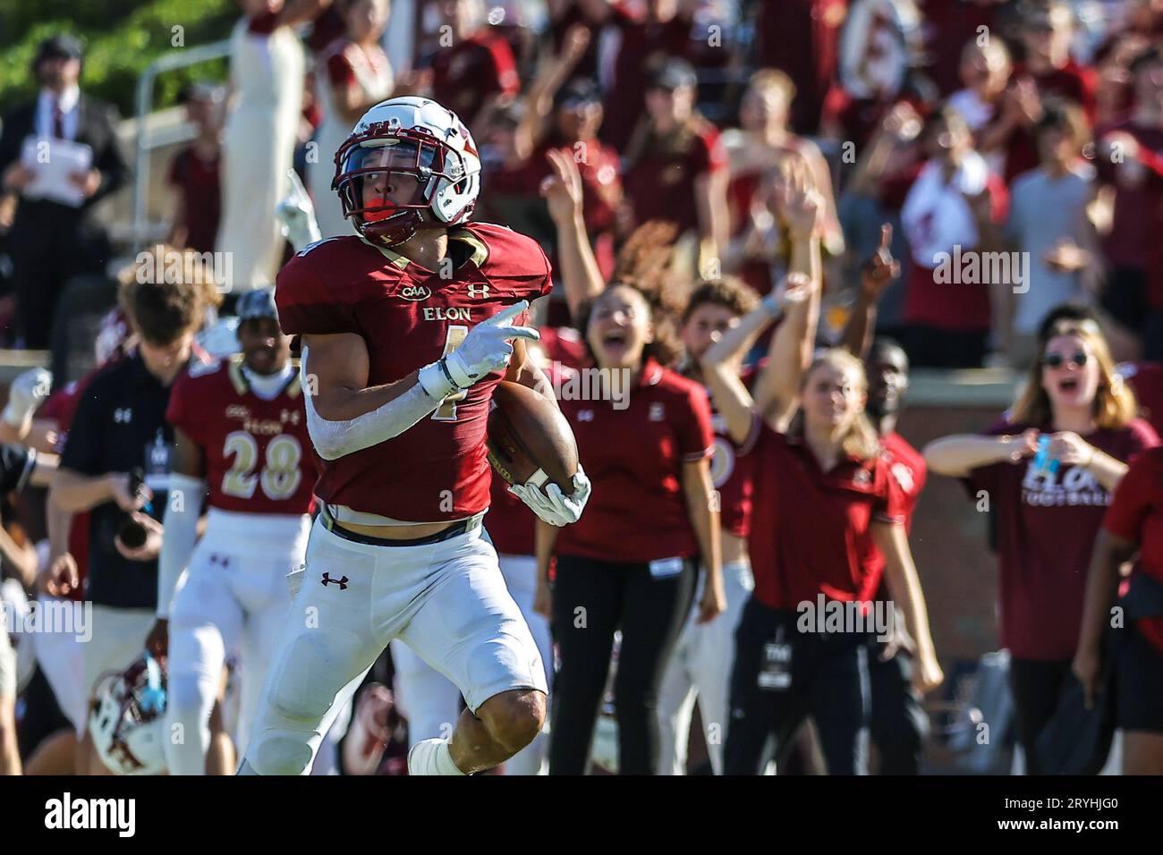 30 septembre 2023 : Chandler Brayboy (4 ans), junior de l'Université Elon, monte sur la touche après une longue prise. Match de football NCAA entre l'Université William Mary et l'Université Elon, au Rhodes Stadium, Elon, Caroline du Nord. David Beach/CSM Banque D'Images