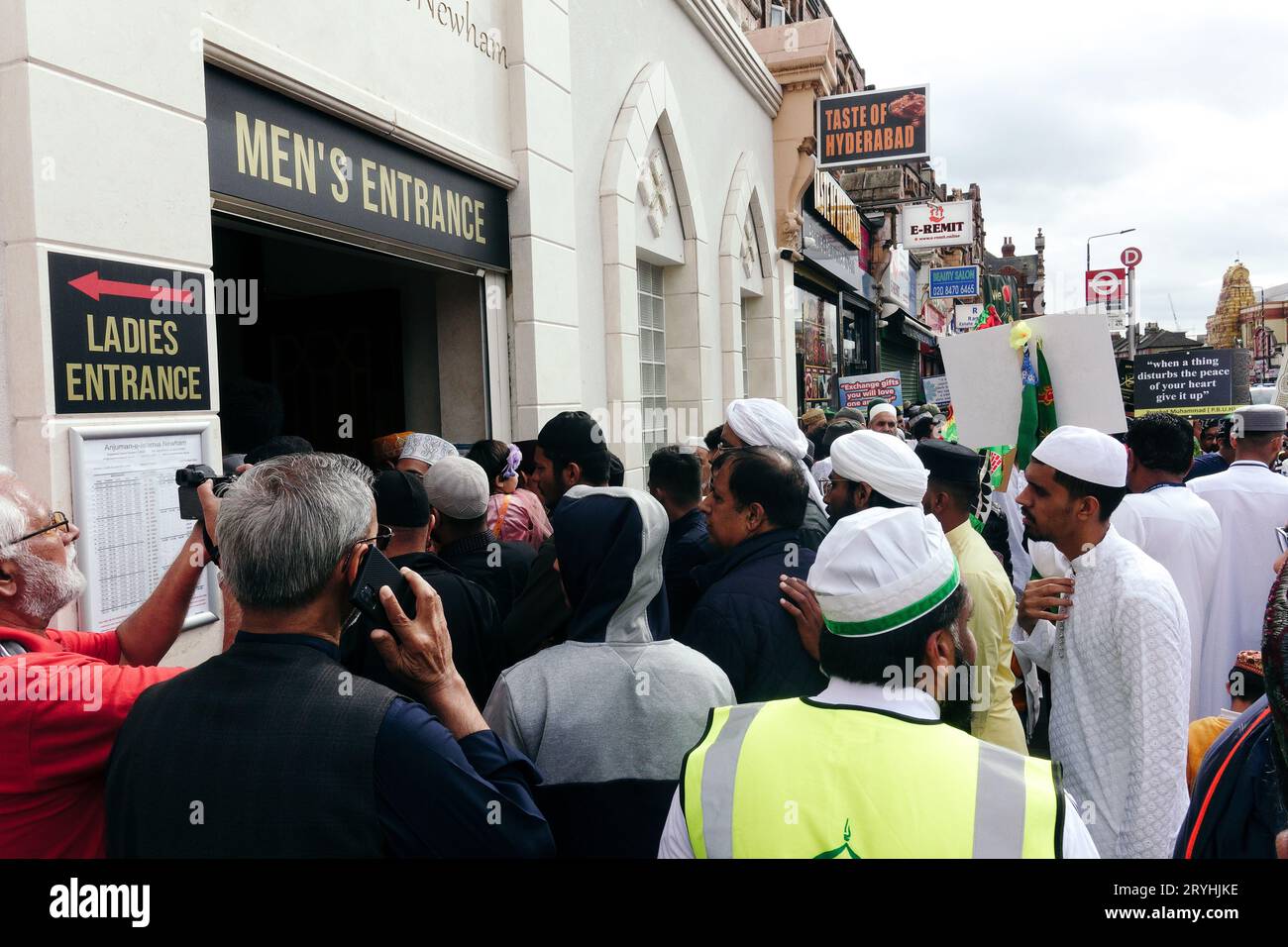 Londres, Royaume-Uni. 1 octobre 2023. Une procession célébrant la naissance du prophète Mahomet a lieu dans l'est de Londres, organisée par le Newham Mosque Forum. Plusieurs centaines de musulmans ont marché du centre éducatif Al Hira à la mosquée Anjuman-e-Islamia sur High Street North. © Simon King/ Alamy Live News Banque D'Images