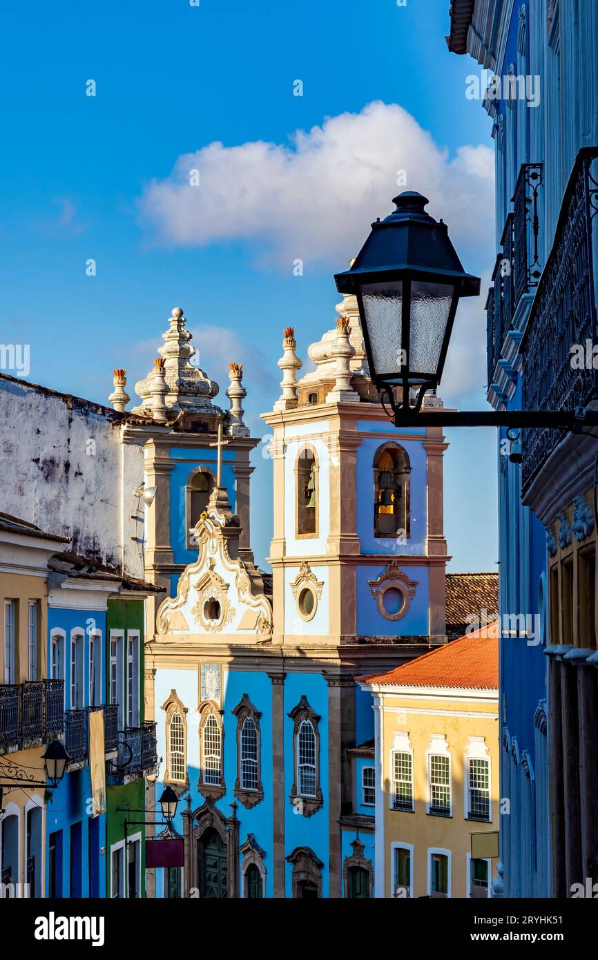 Rues, maisons et église à Pelourinho Banque D'Images