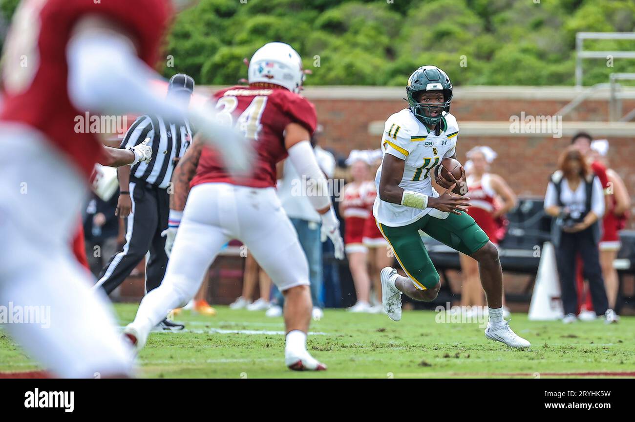 30 septembre 2023 : William & Mary University Jr Darius Wilson (11) lance le ballon sur Keeper. Match de football NCAA entre l'Université William Mary et l'Université Elon, au Rhodes Stadium, Elon, Caroline du Nord. David Beach/CSM Banque D'Images
