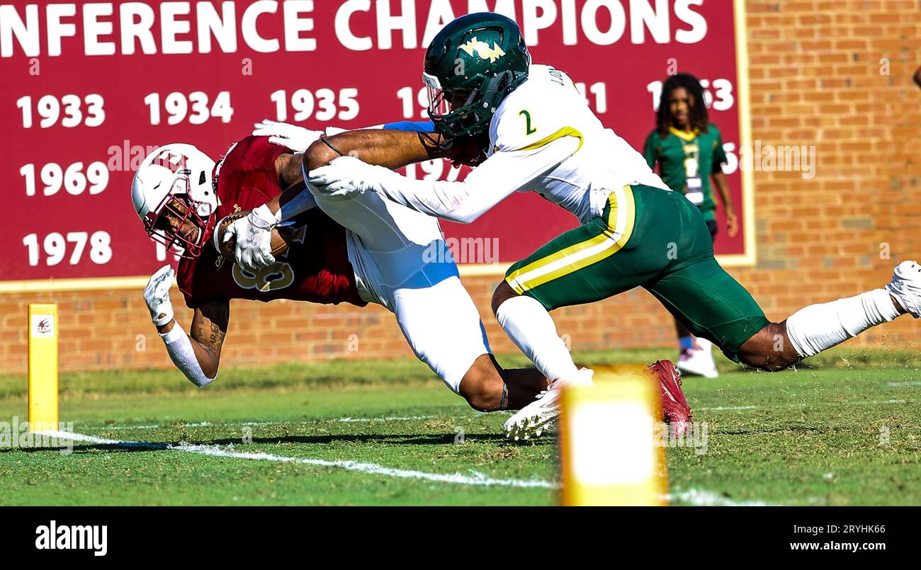 30 septembre 2023 : Jamarien Dalton (84) marque un touchdown contre Jalen Jones (2). Match de football NCAA entre l'Université William Mary et l'Université Elon, au Rhodes Stadium, Elon, Caroline du Nord. David Beach/CSM Banque D'Images