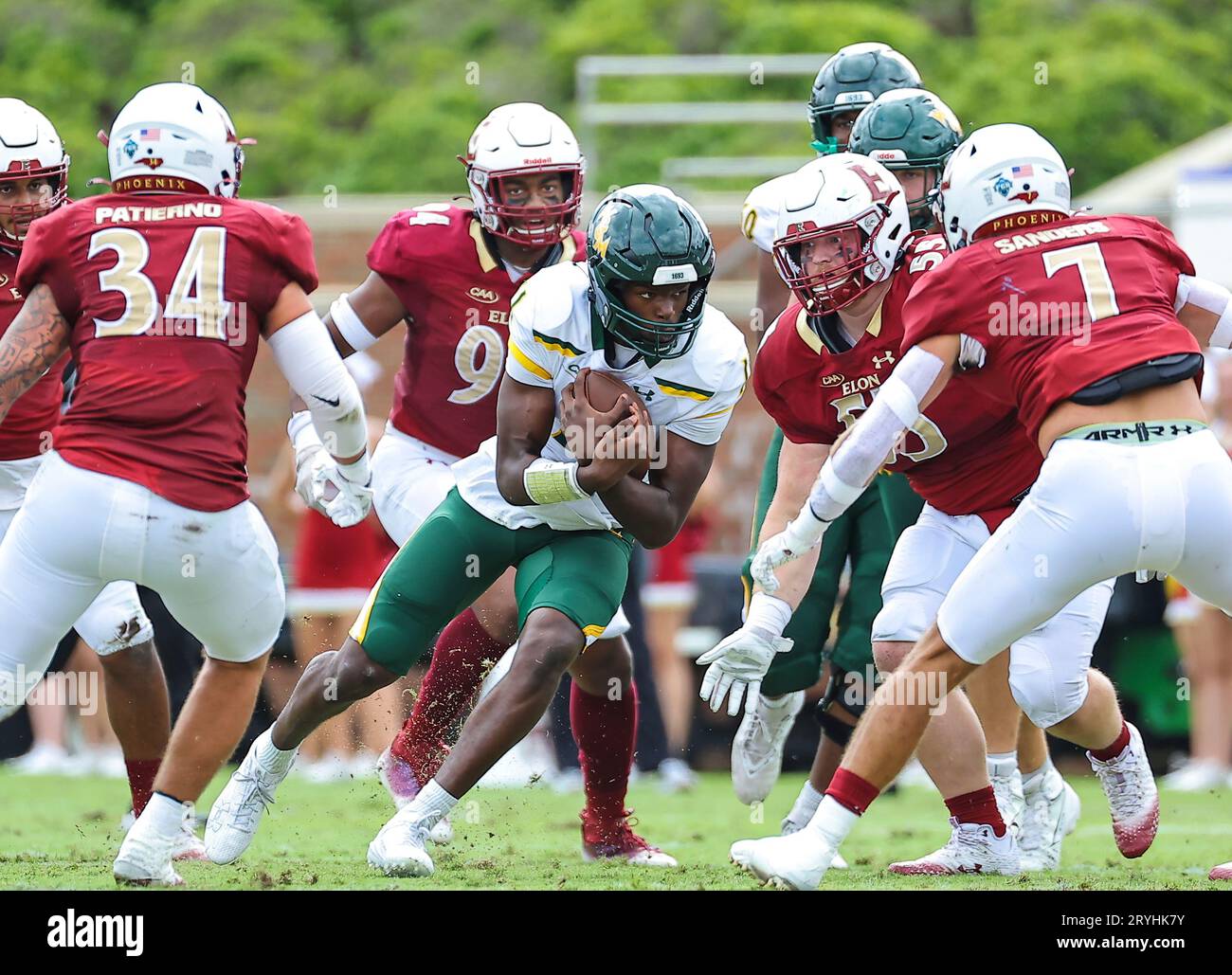 30 septembre 2023 : William & Mary University junior Darius Wilson (11) court le ballon sur Keeper. Match de football NCAA entre l'Université William Mary et l'Université Elon, au Rhodes Stadium, Elon, Caroline du Nord. David Beach/CSM Banque D'Images