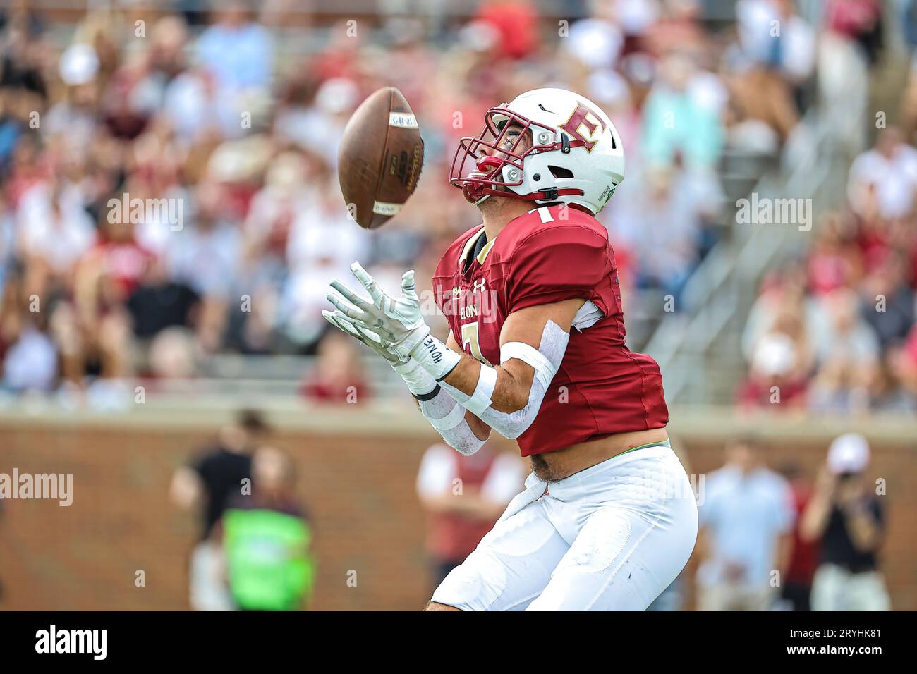30 septembre 2023 : William Lankford (7), étudiant de première année à l'Université Elon, attrape le punt. Match de football NCAA entre l'Université William Mary et l'Université Elon, au Rhodes Stadium, Elon, Caroline du Nord. David Beach/CSM (image de crédit : © David Beach/Cal Sport Media) Banque D'Images