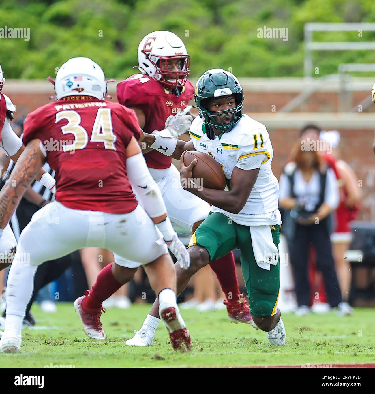 30 septembre 2023 : William & Mary University junior Darius Wilson (11) court le ballon sur Keeper. Match de football NCAA entre l'Université William Mary et l'Université Elon, au Rhodes Stadium, Elon, Caroline du Nord. David Beach/CSM Banque D'Images