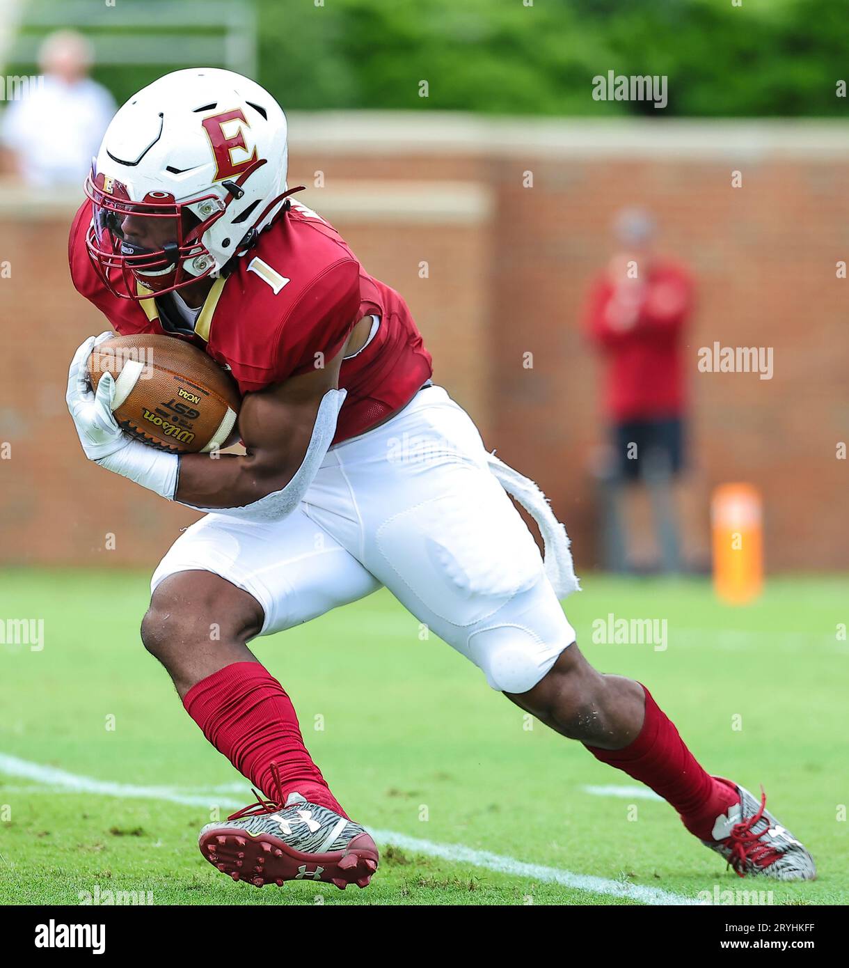 30 septembre 2023 : Jalen Hampton (1), deuxième année de l'Université Elon, court le ballon. Match de football NCAA entre l'Université William Mary et l'Université Elon, au Rhodes Stadium, Elon, Caroline du Nord. David Beach/CSM (image de crédit : © David Beach/Cal Sport Media) Banque D'Images