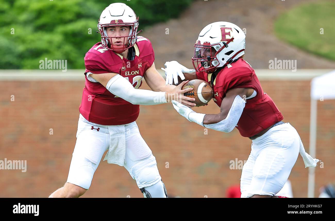 30 septembre 2023 : Matthew Downing (12 ans), senior de l'Université Elon, remet le ballon à Jalen Hampton (1 ans). Match de football NCAA entre l'Université William Mary et l'Université Elon, au Rhodes Stadium, Elon, Caroline du Nord. David Beach/CSM Banque D'Images