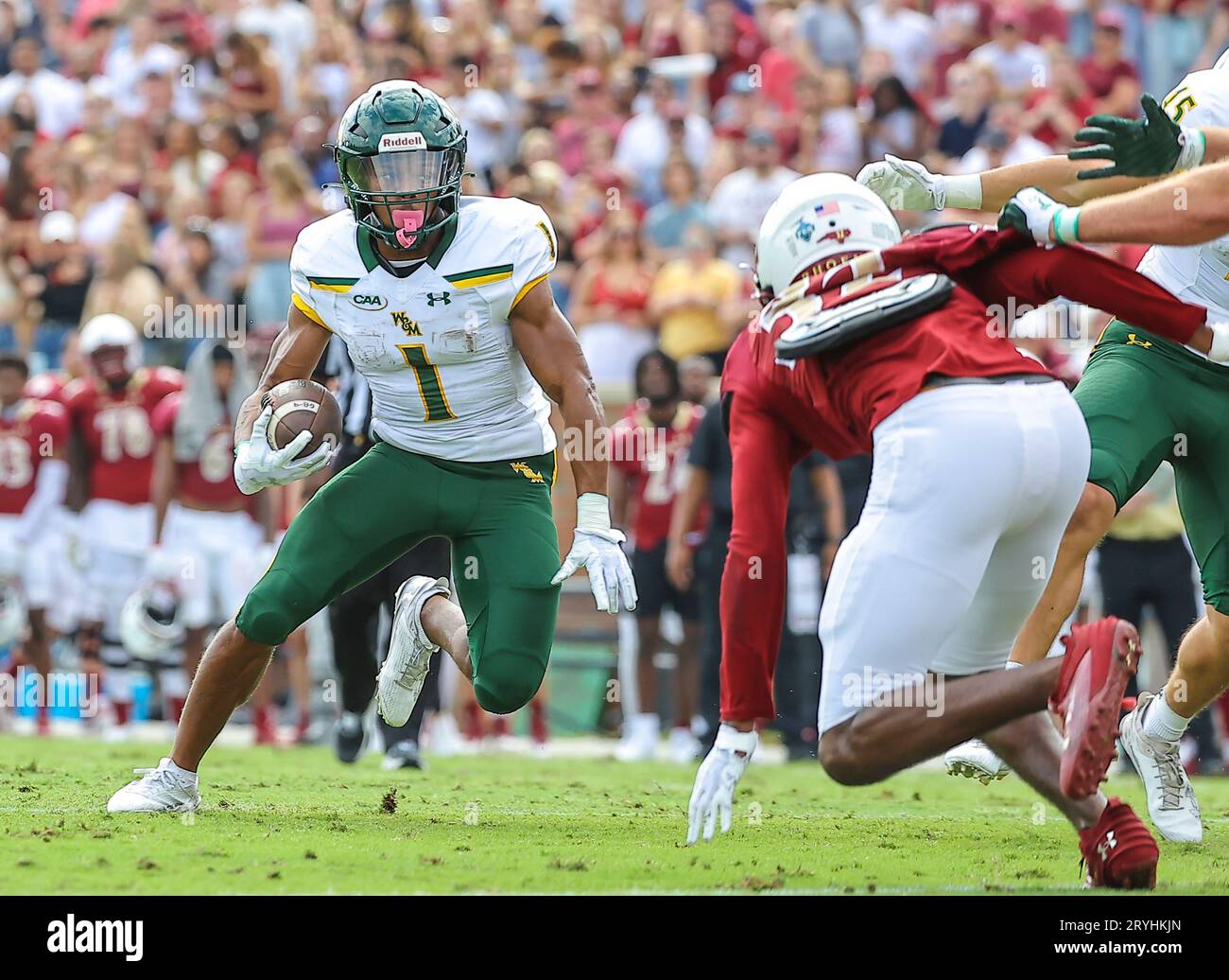 30 septembre 2023 : Malachi Imoh (1), junior de William & Mary University, court le ballon contre Elon University. Match de football NCAA entre l'Université William Mary et l'Université Elon, au Rhodes Stadium, Elon, Caroline du Nord. David Beach/CSM (image de crédit : © David Beach/Cal Sport Media) Banque D'Images
