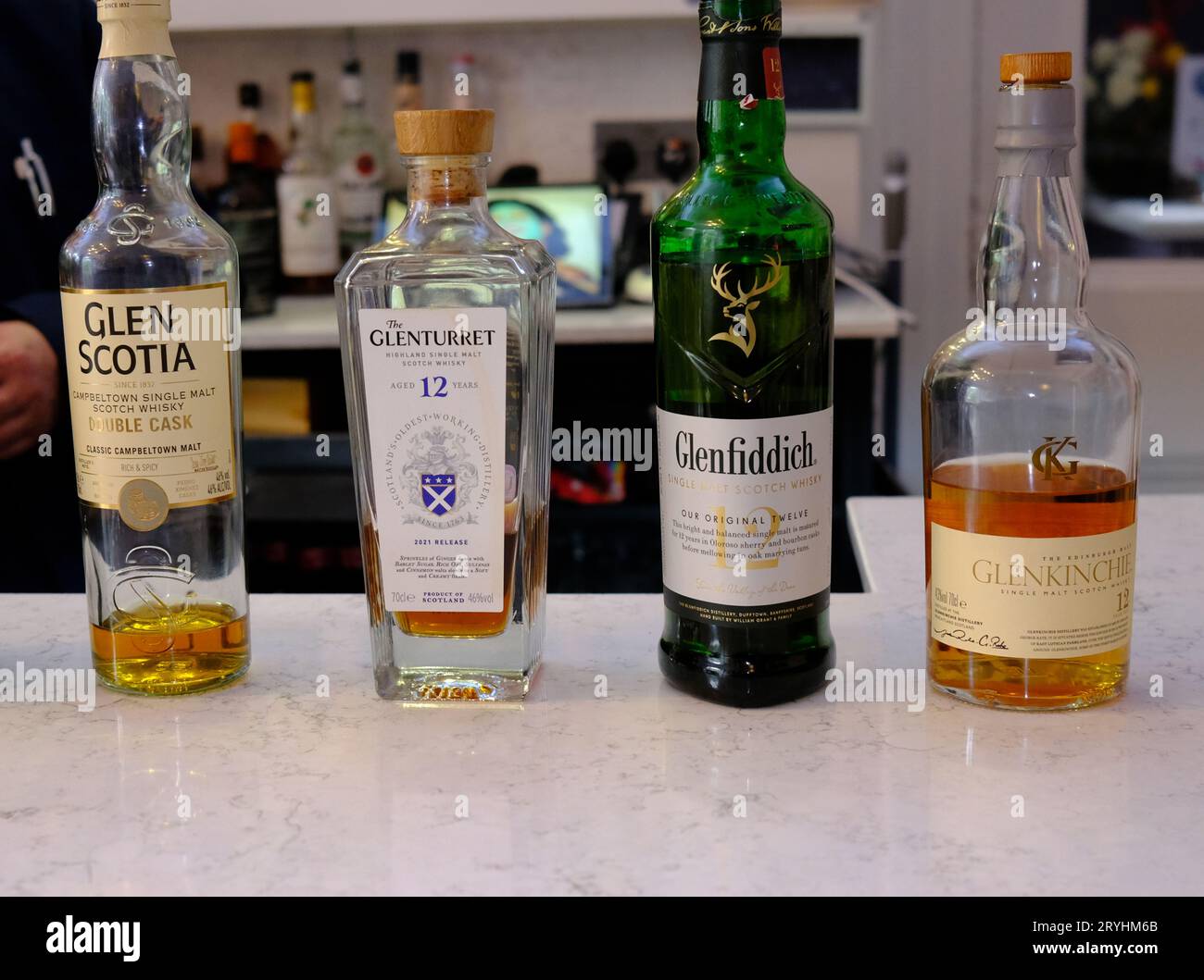 Quatre bouteilles différentes de Single malt, Scotch whisky Banque D'Images