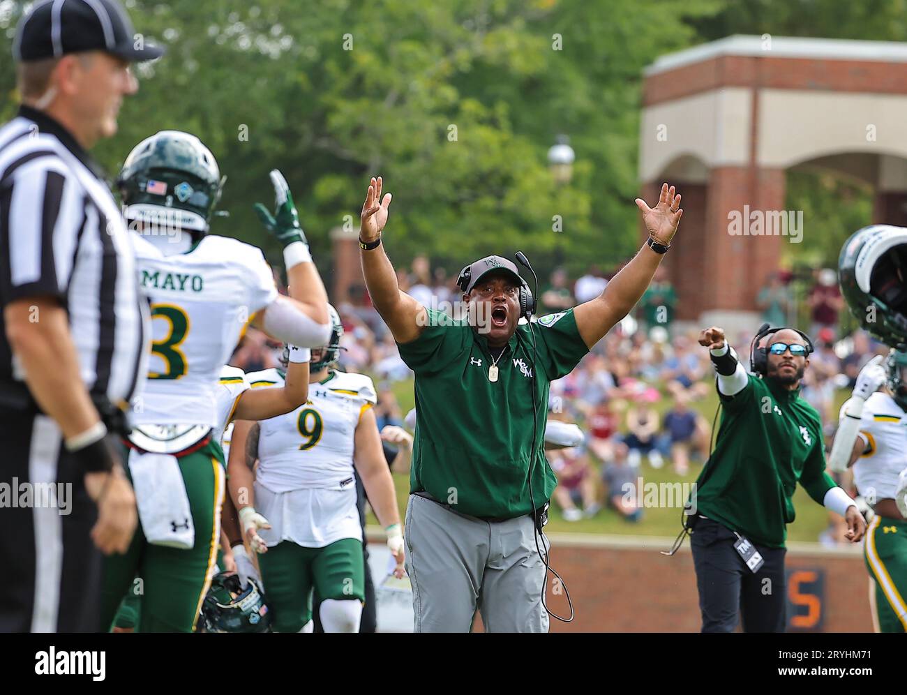30 septembre 2023 : Mike London, entraîneur-chef de William Mary proteste contre l'appel au touchdown. Match de football NCAA entre l'Université William Mary et l'Université Elon, au Rhodes Stadium, Elon, Caroline du Nord. David Beach/CSM Banque D'Images