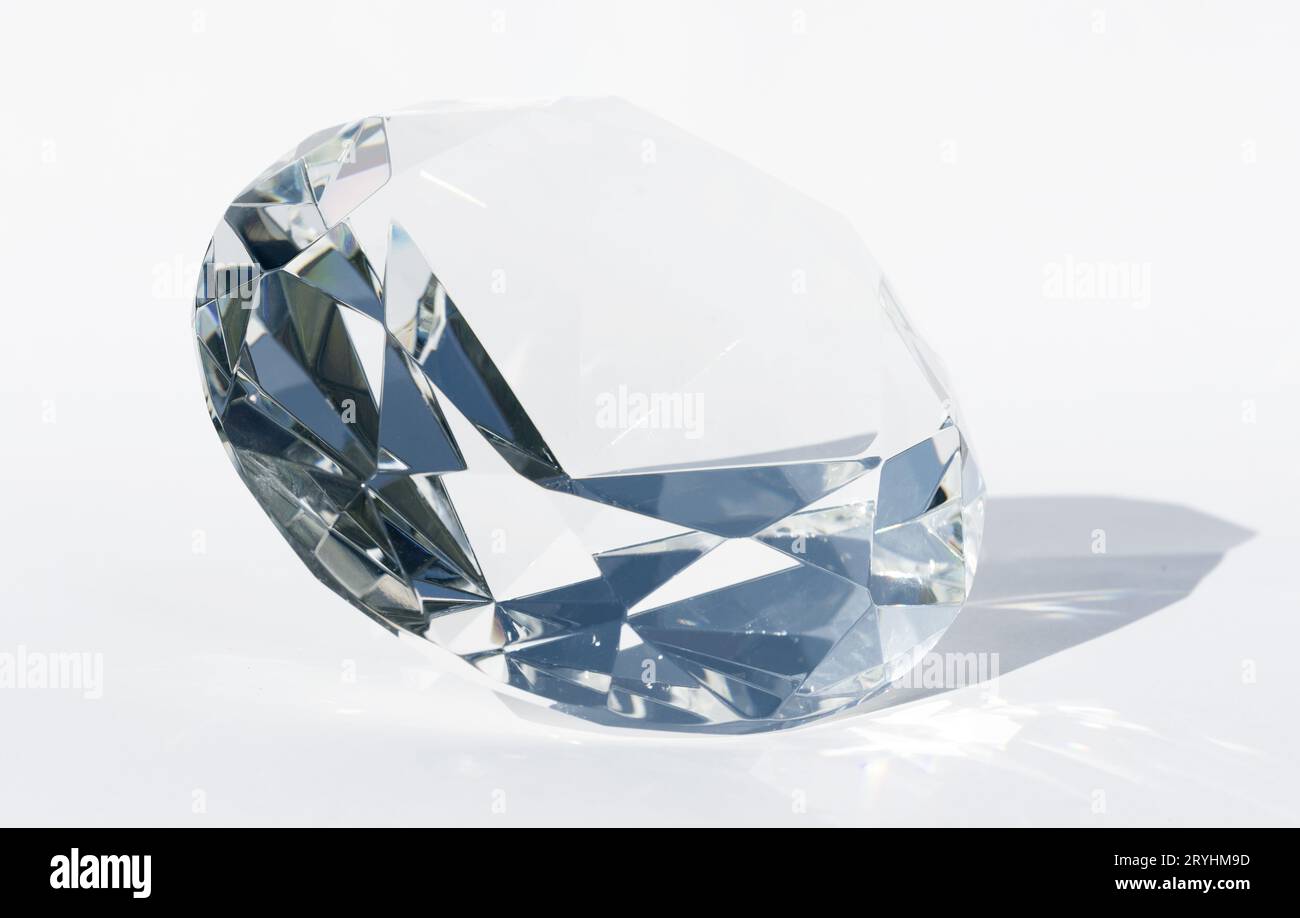 Pierre précieuse de diamant sur fond blanc Banque D'Images