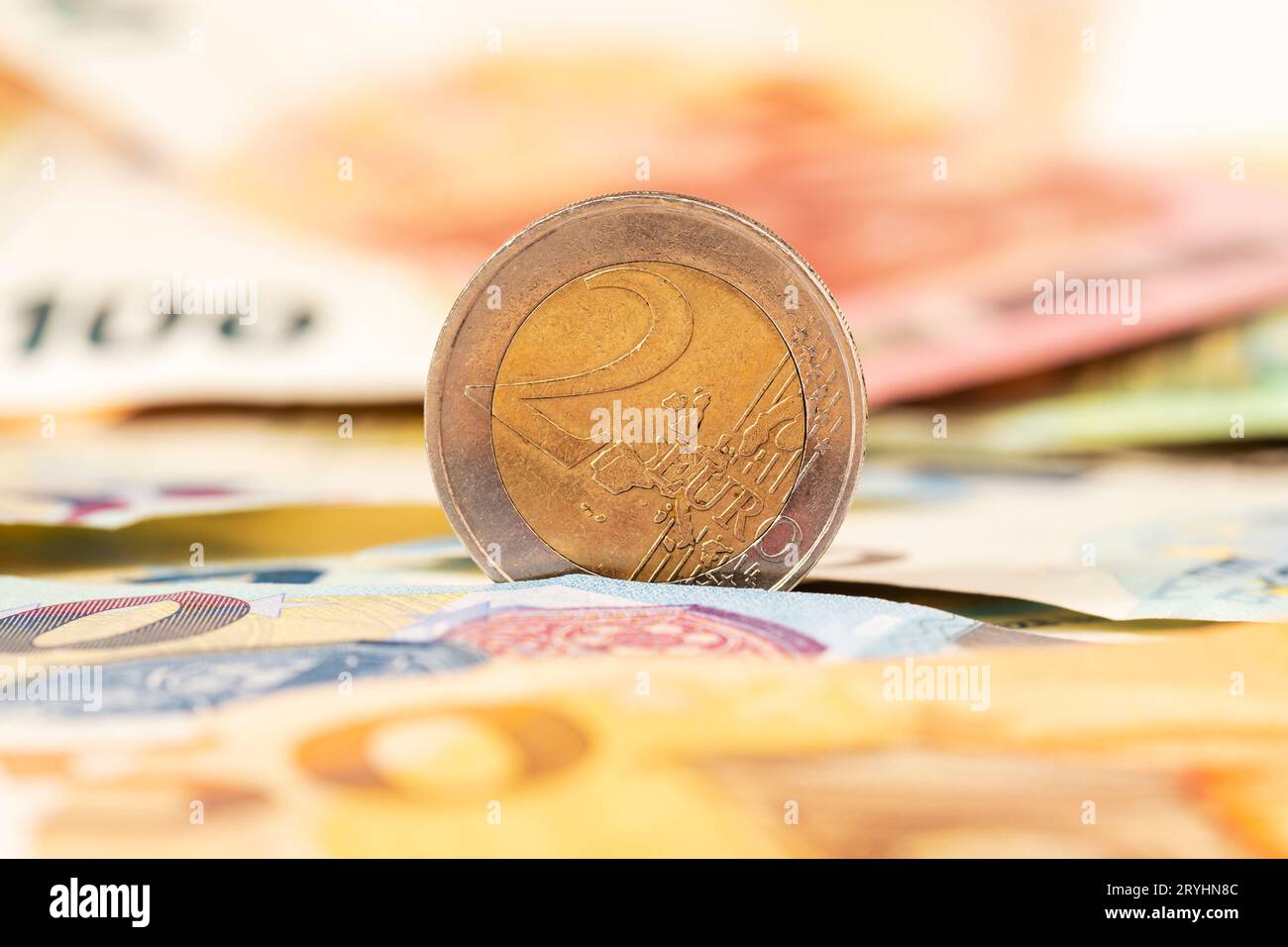 Deux pièces en euros et billets de banque en euros Banque D'Images
