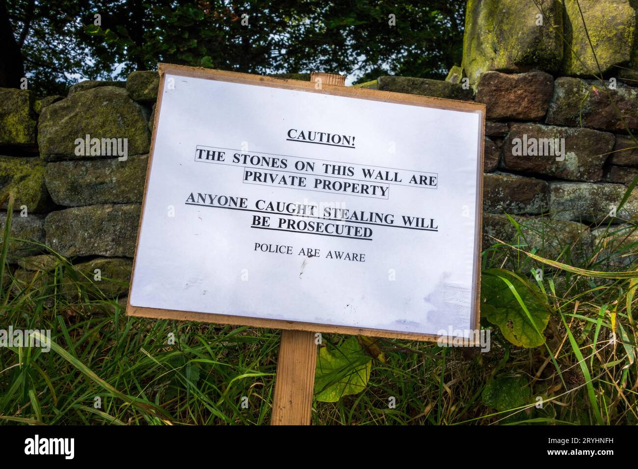 Crime rural avec vol de pierres sèches de murs volés dans le Derbyshire, Angleterre, Royaume-Uni Banque D'Images