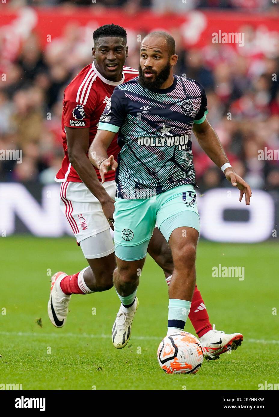 Nottingham, Royaume-Uni. 1 octobre 2023. Bryan Mbeumo de Brentford Tussles avec Taiwo Awoniyi de Nottingham Forest lors du match de Premier League au City Ground, Nottingham. Le crédit photo devrait se lire : Andrew Yates/Sportimage crédit : Sportimage Ltd/Alamy Live News Banque D'Images