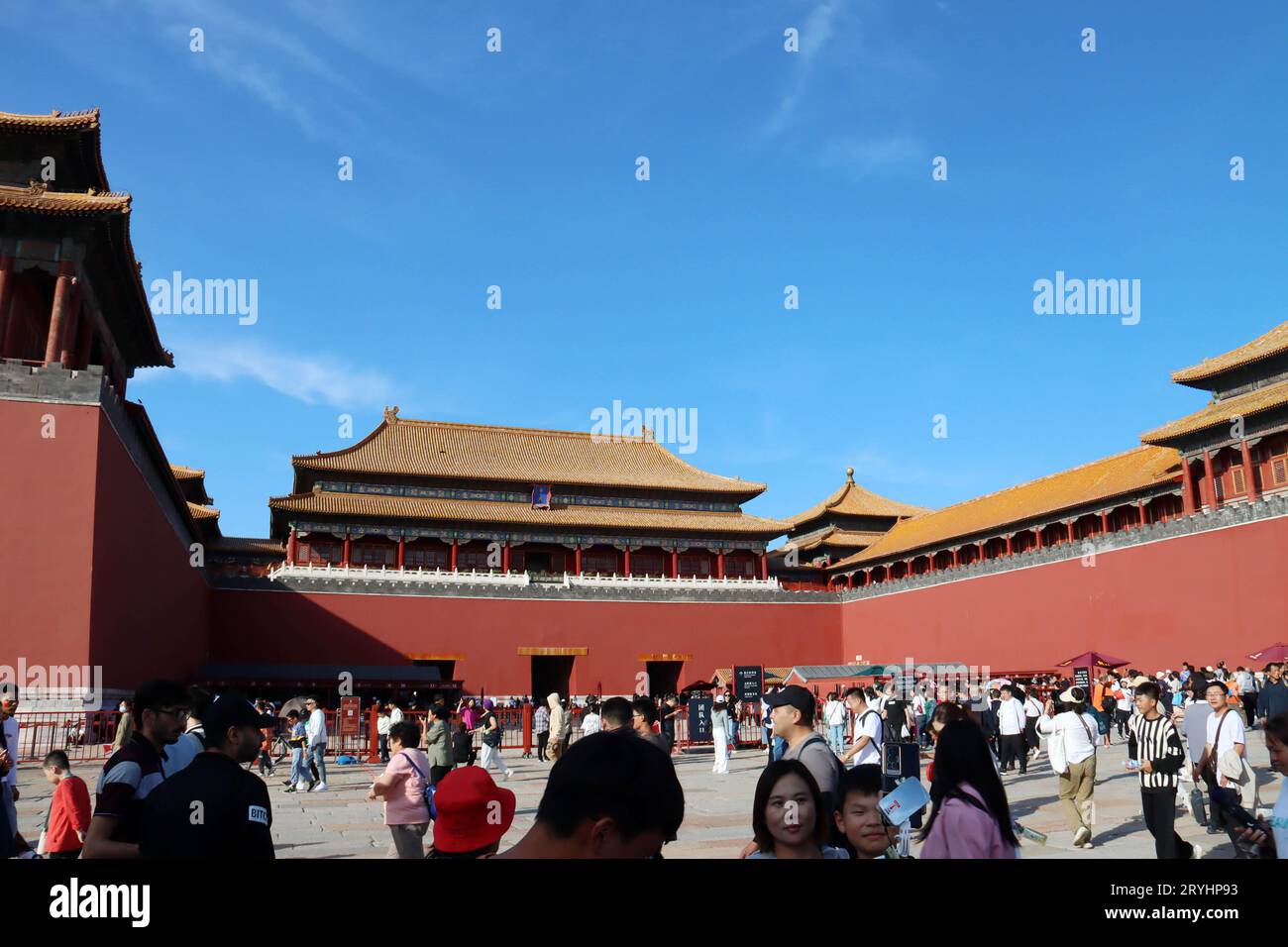 PÉKIN, CHINE - 1 OCTOBRE 2023 - les touristes visitent la Cité interdite à Pékin, Chine, le 1er octobre 2023. Banque D'Images