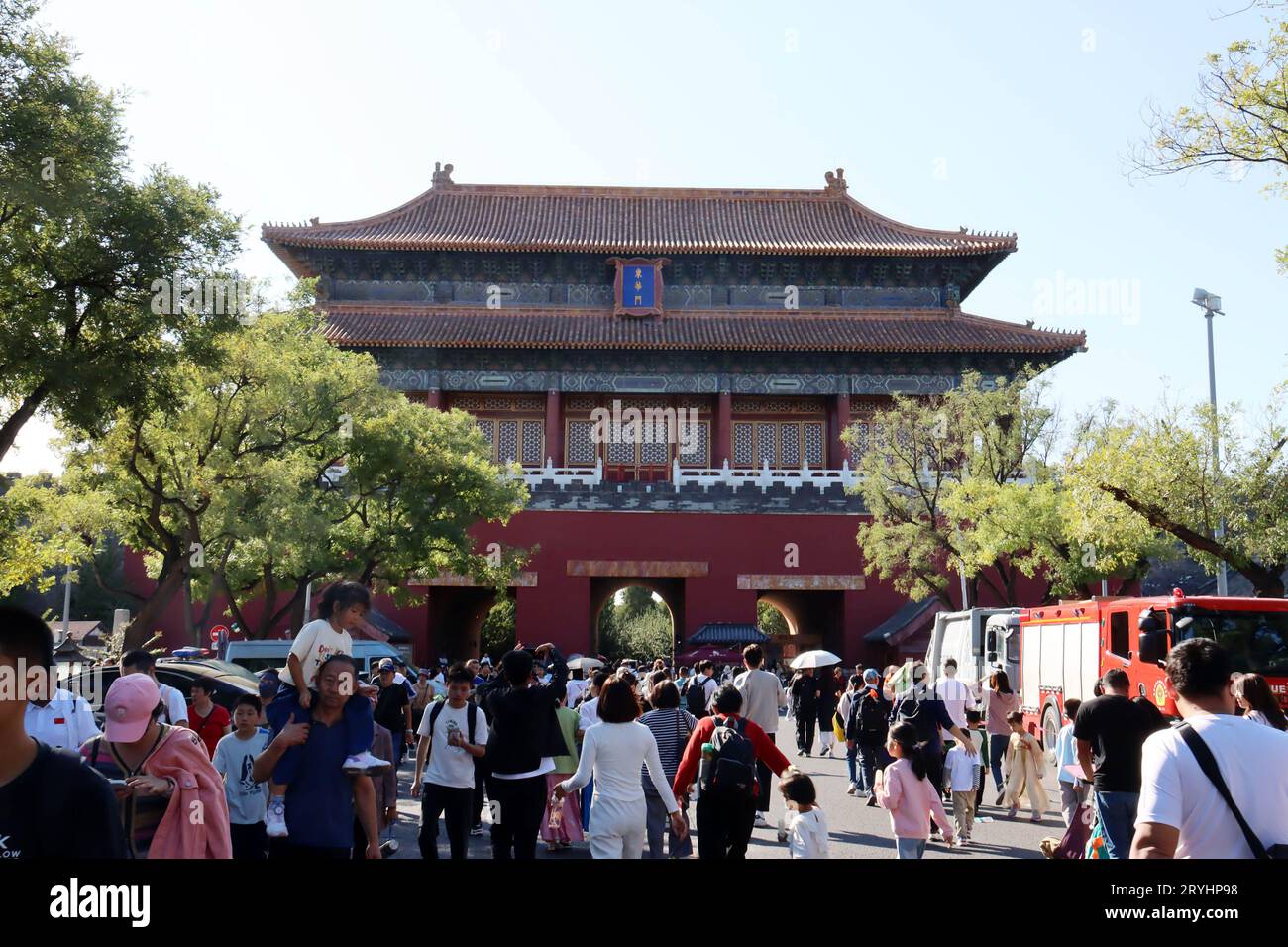 PÉKIN, CHINE - 1 OCTOBRE 2023 - les touristes visitent la Cité interdite à Pékin, Chine, le 1er octobre 2023. Banque D'Images