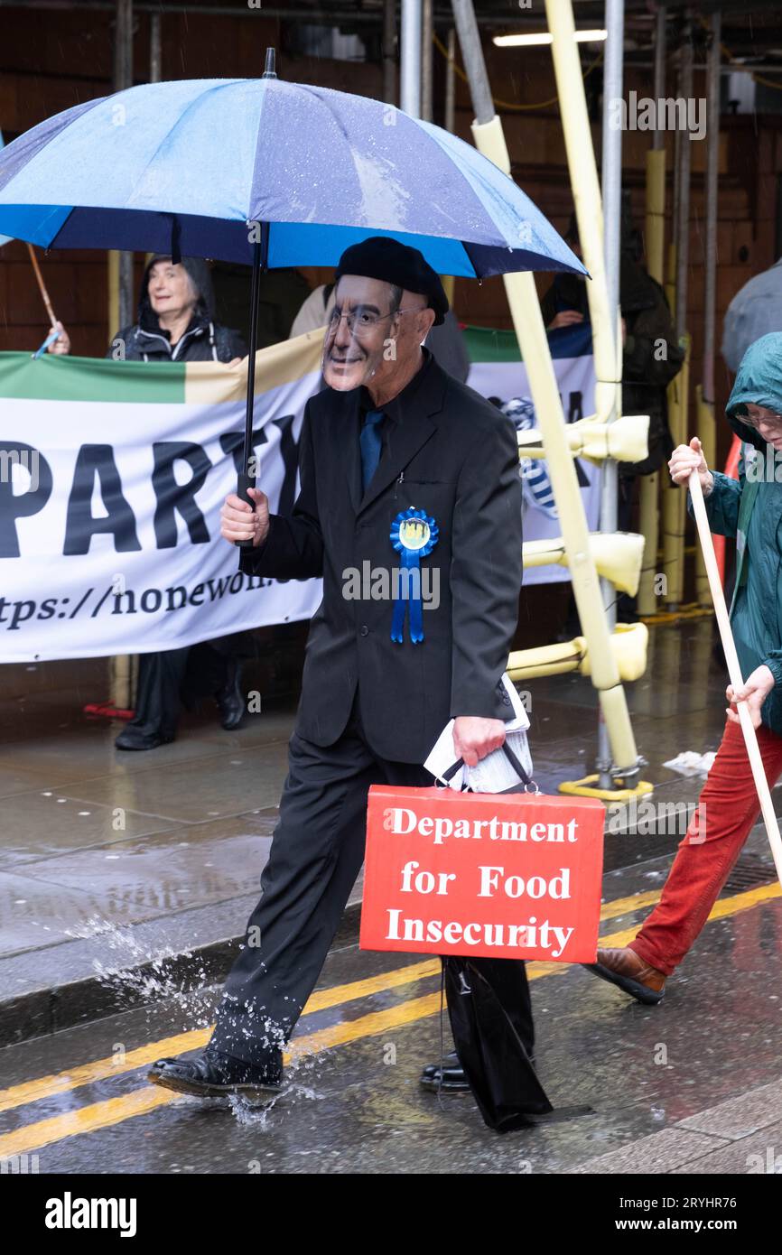 Manchester, Royaume-Uni. 1 octobre 2023. Le grand public et les membres de l'Union défilent devant la conférence du Parti conservateur pour protester contre les réductions d'allocations, la crise des migrants et l'annulation de HS2 à Manchester et Leeds. Credit Mark Lear / Alamy Live News Banque D'Images