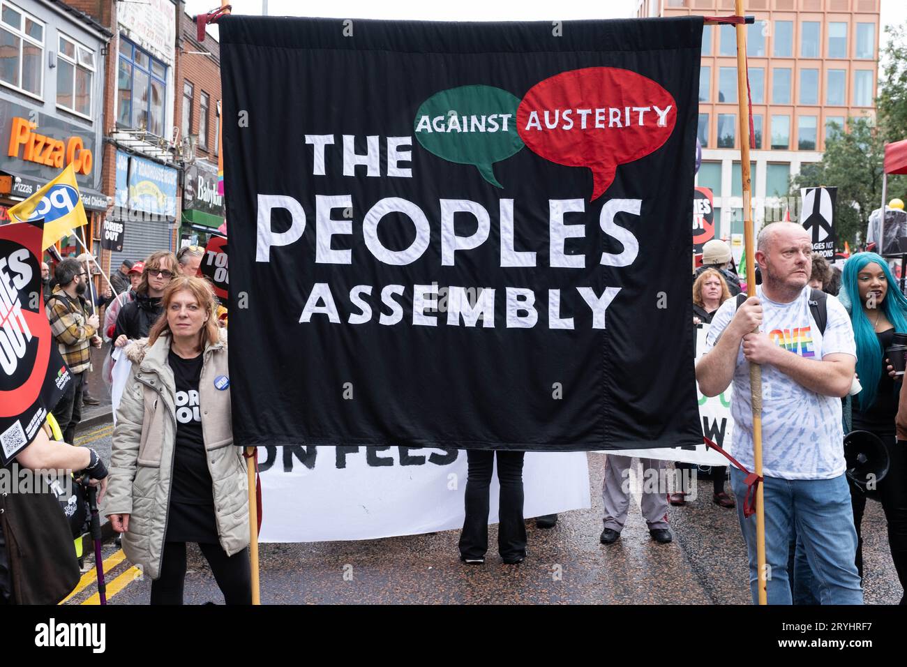 Manchester, Royaume-Uni. 1 octobre 2023. Le grand public et les membres de l'Union défilent devant la conférence du Parti conservateur pour protester contre les réductions d'allocations, la crise des migrants et l'annulation de HS2 à Manchester et Leeds. Credit Mark Lear / Alamy Live News Banque D'Images