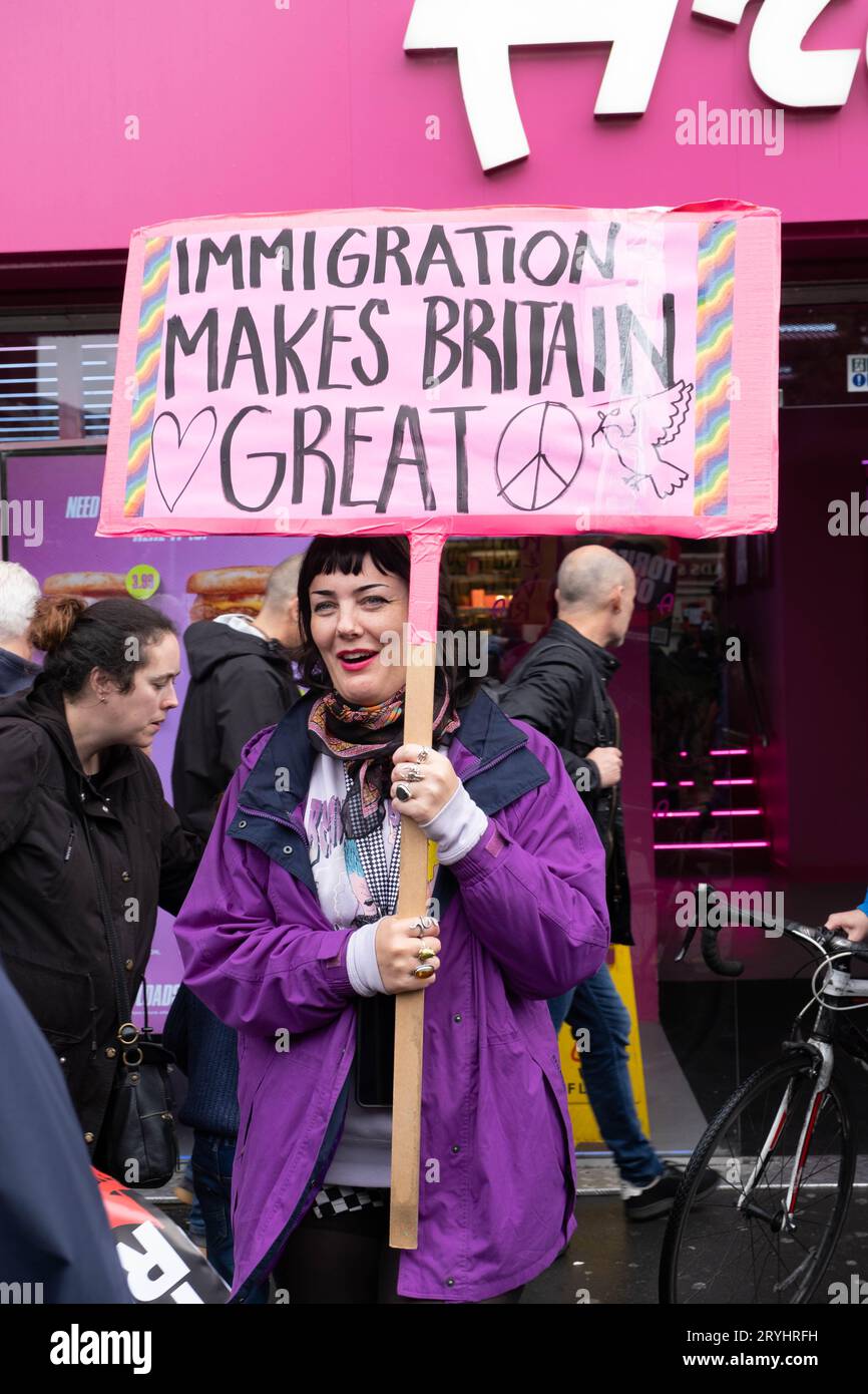 Manchester, Royaume-Uni. 1 octobre 2023. Le grand public et les membres de l'Union défilent devant la conférence du Parti conservateur pour protester contre les réductions d'allocations, la crise des migrants et l'annulation de HS2 à Manchester et Leeds. Credit Mark Lear / Alamy Live News Banque D'Images