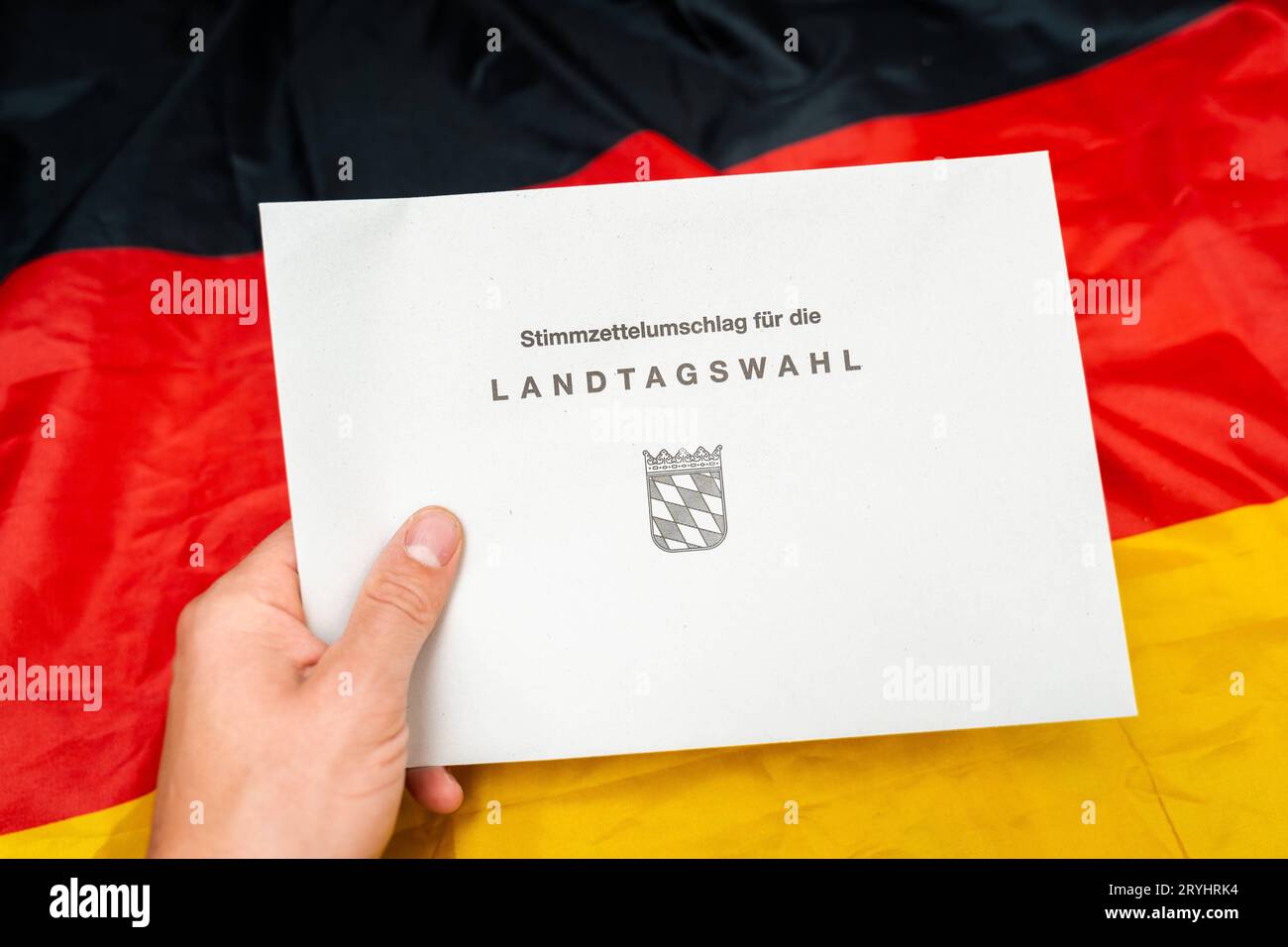 Augsbourg, Bavière, Allemagne. 29 septembre 2023. Documents pour l'élection d'État en Bavière le 8 octobre 2023 sur un drapeau allemand. Enveloppe de bulletin de vote pour les élections nationales *** Unterlagen zur Landtagswahl in Bayern am 8 Oktober 2023 auf einer Deutschland Flagge. Stimmzettel Umschlag zur Landtagswahl crédit : Imago/Alamy Live News Banque D'Images